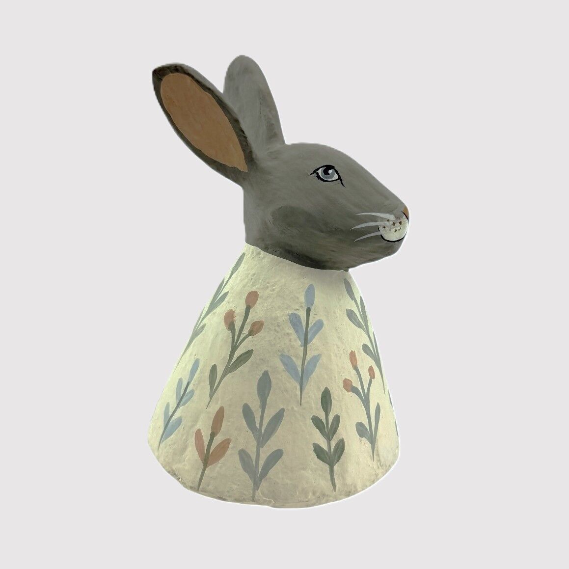 Lapin gris clair avec des fleurs