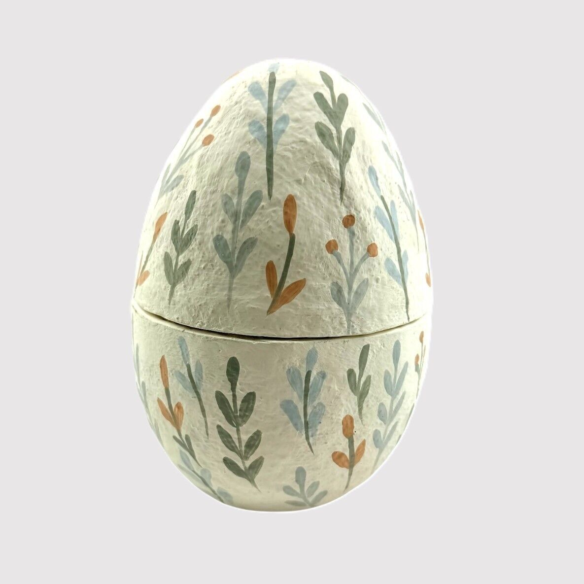 Gros œuf de Pâques orné de fleurs