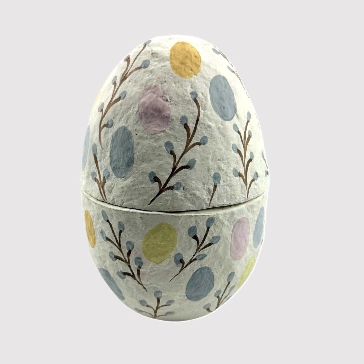 Gros œufs de Pâques décorés de fleurs et d'œufs