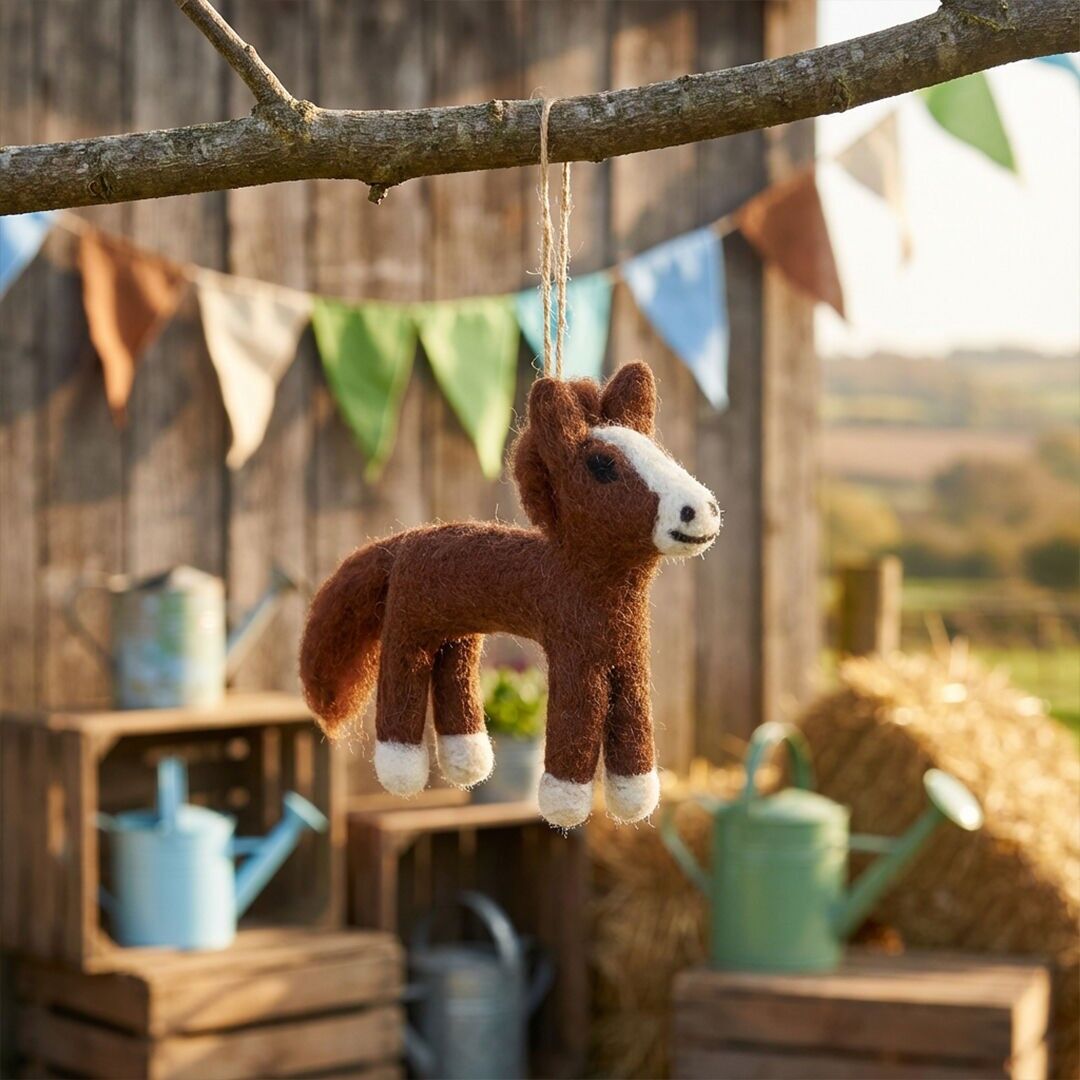 Décoration suspendue Hattie le cheval en feutre fait main pour la ferme