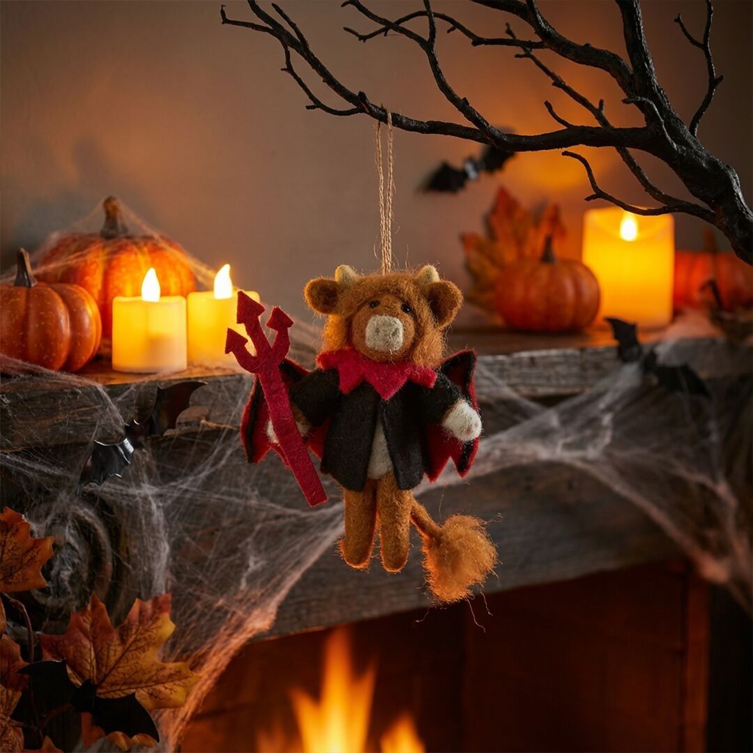 Décoration d'Halloween : vache des Highlands diabolique en feutre fait main, à suspendre.