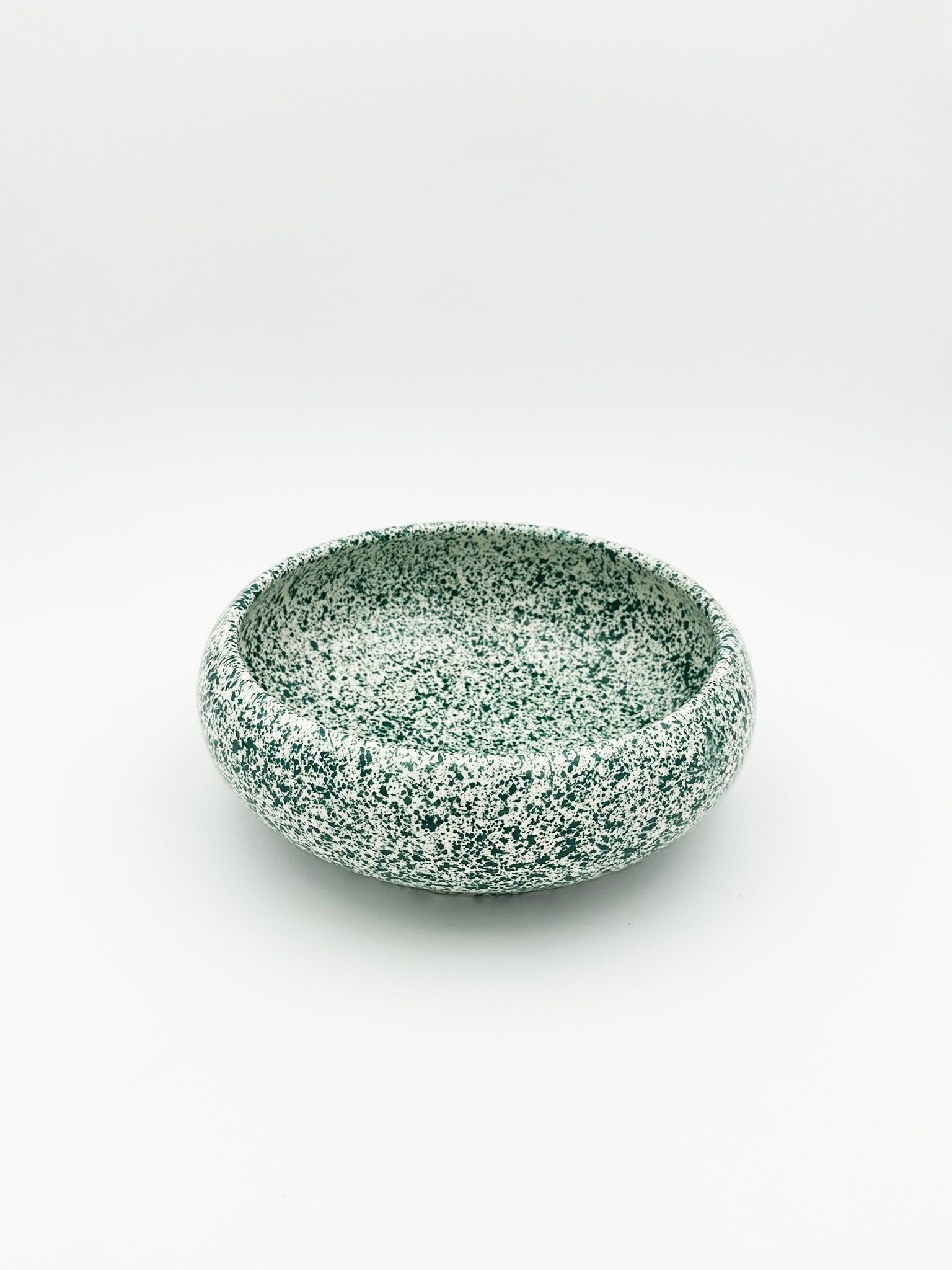 Round, deep plate with green spots (Ø17cm)