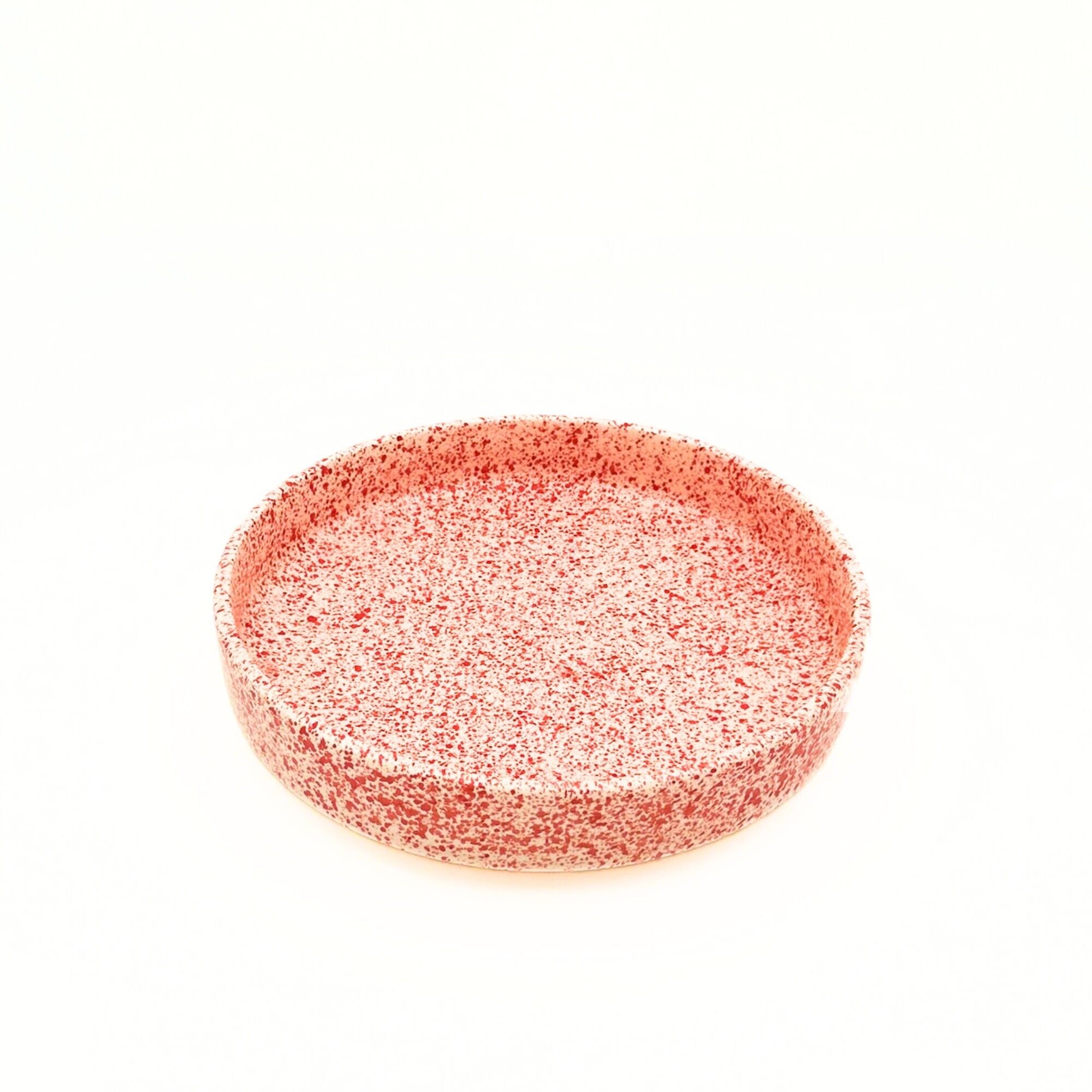 Deep plate with red spots (Ø21cm)