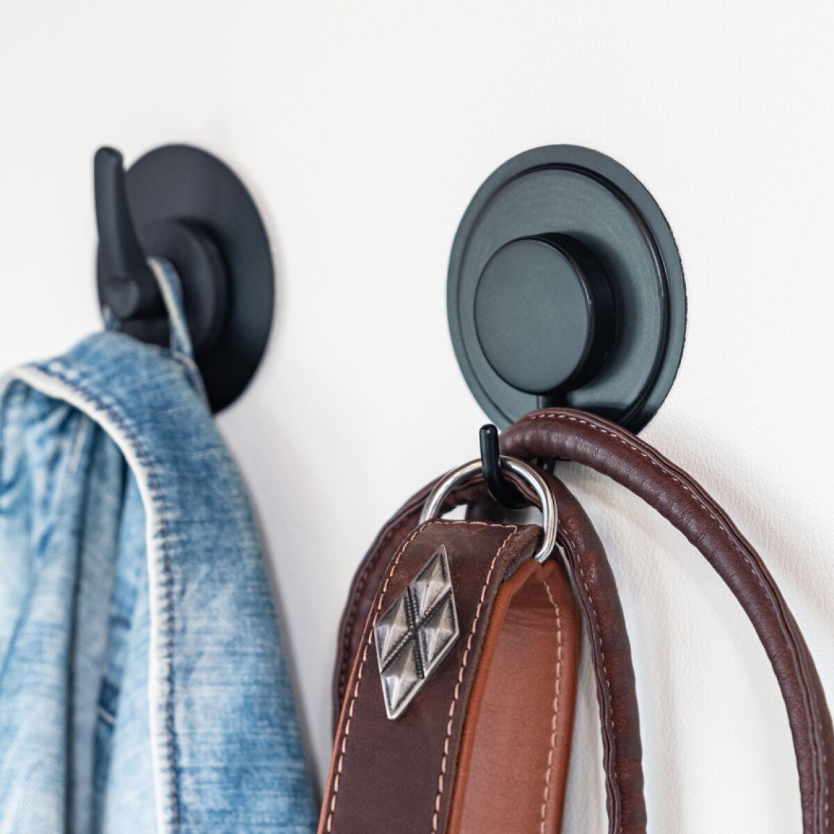 gelmags® gancho magnético »HOOK« incl.Almohadilla metálica negra de 8,0 cm de diámetro con reverso adhesivo 3M VHB™ | Barco | Camping | Magnetizar utensilios de cocina de camping | Mejora | Equipo de camping y navegación | Accesorios | Solución para camping