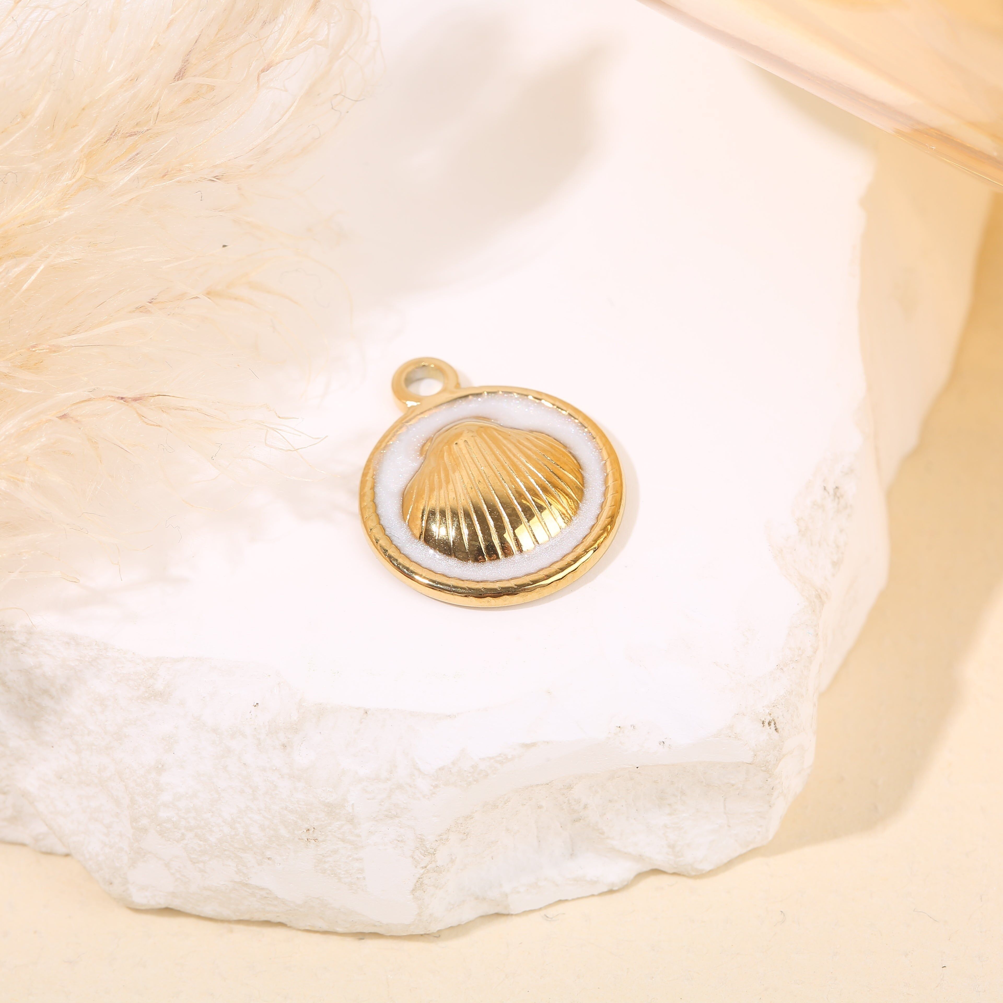 Set aus 3 runden, vergoldeten Anhängern mit weißer Emaille und einem zentralen Muschelmotiv