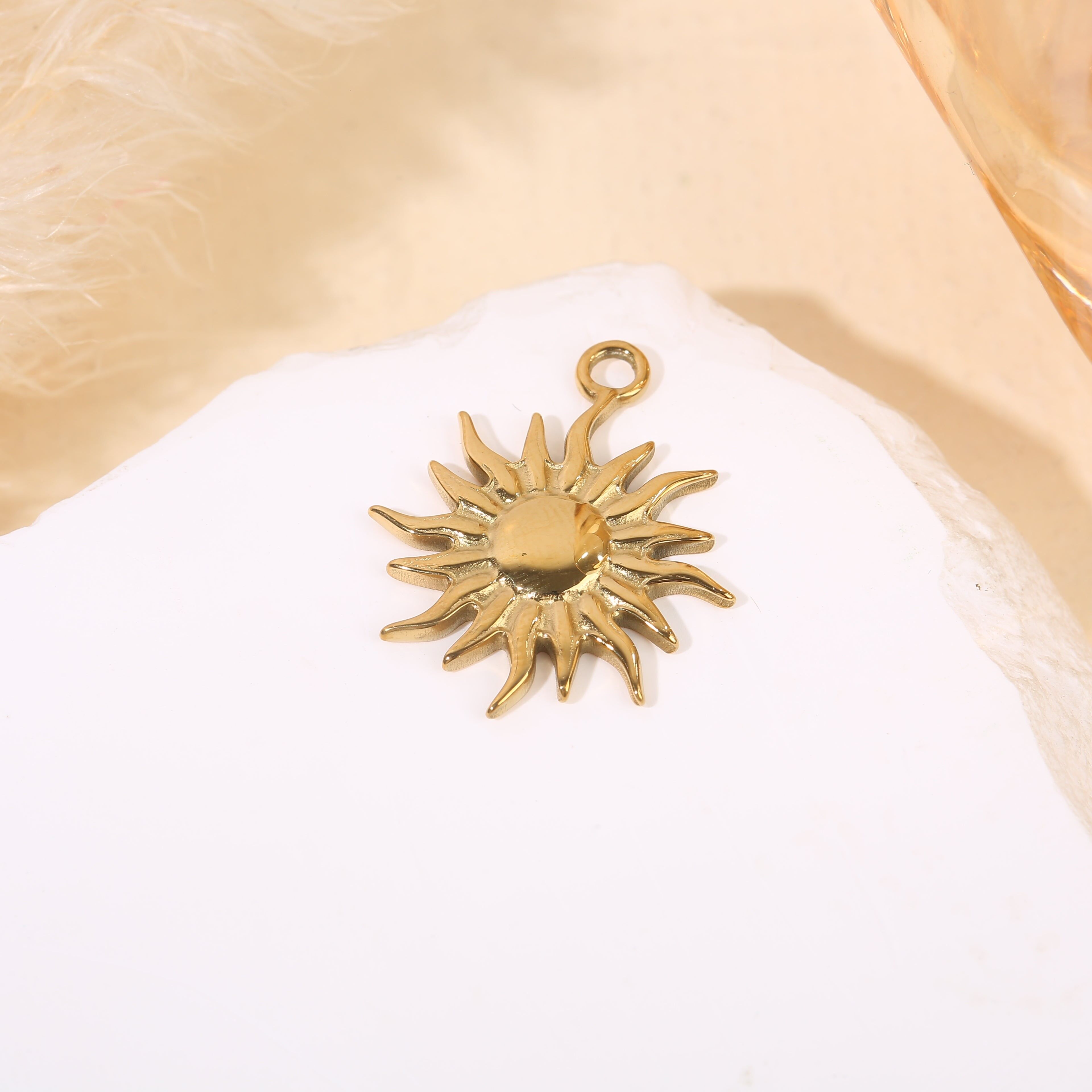 Set aus 3 strahlenden Sonnenanhängern aus Gold