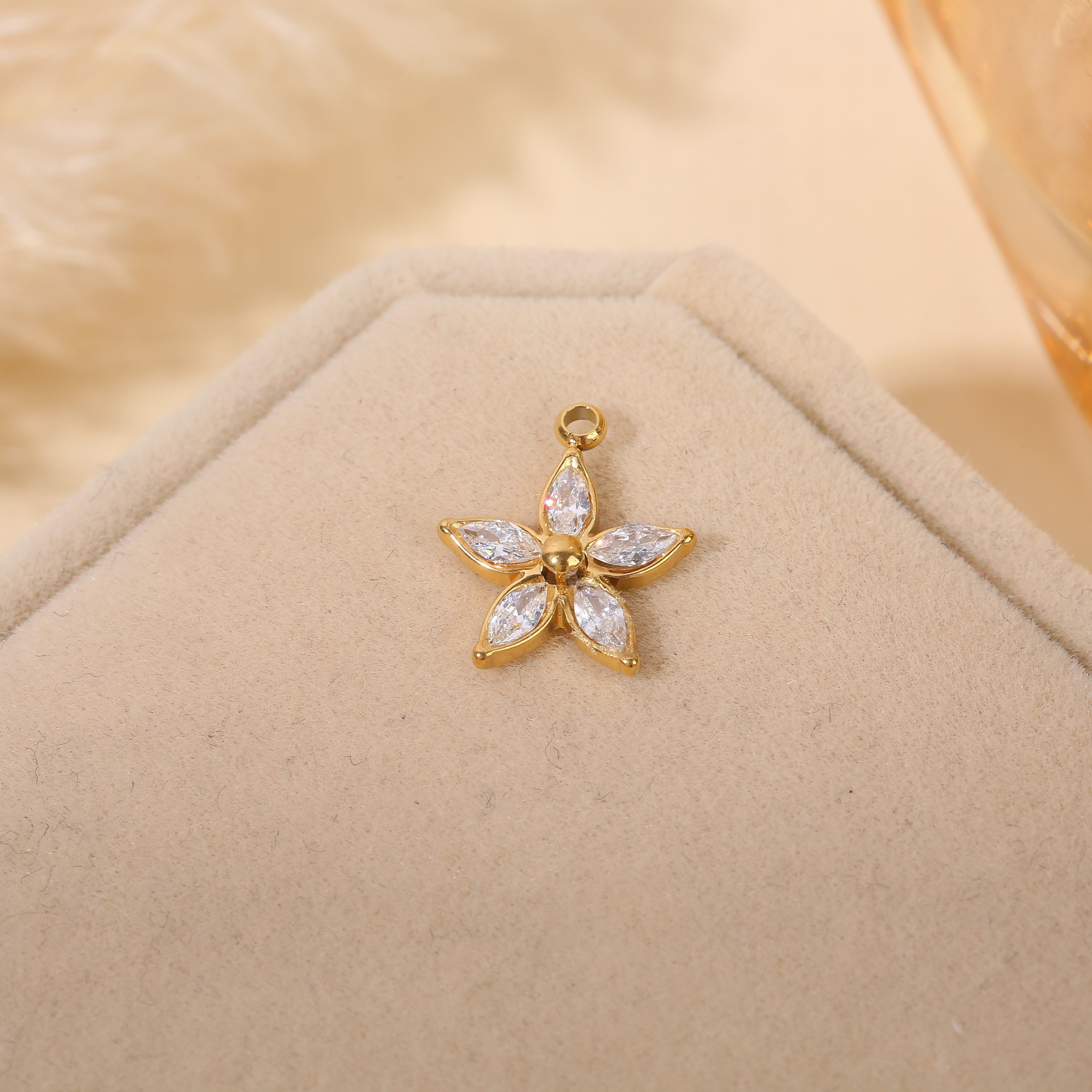 Set aus 3 goldenen Blumenanhängern mit Strassblütenblättern