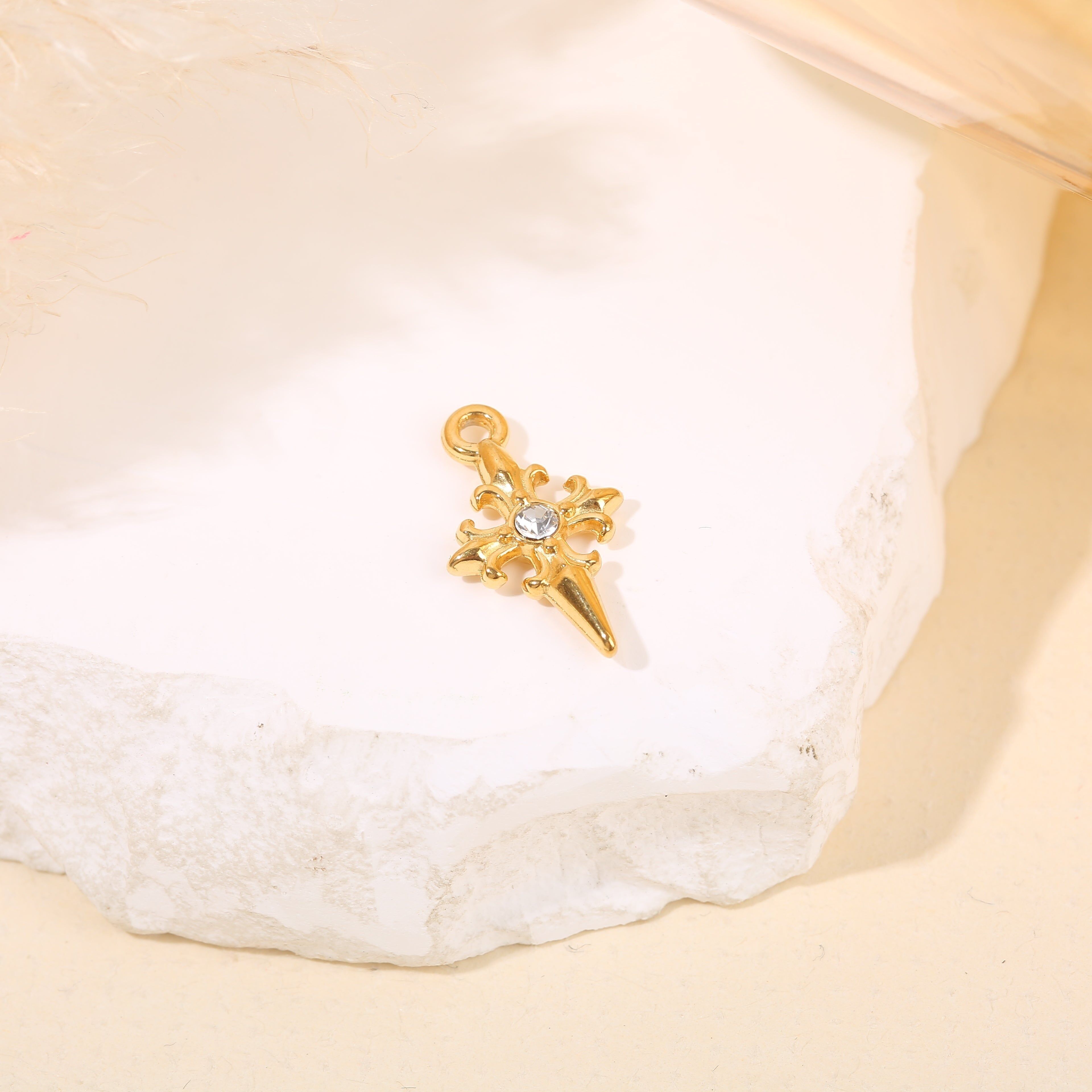 Set aus 3 vergoldeten gotischen Kreuzanhängern mit Strasssteinen