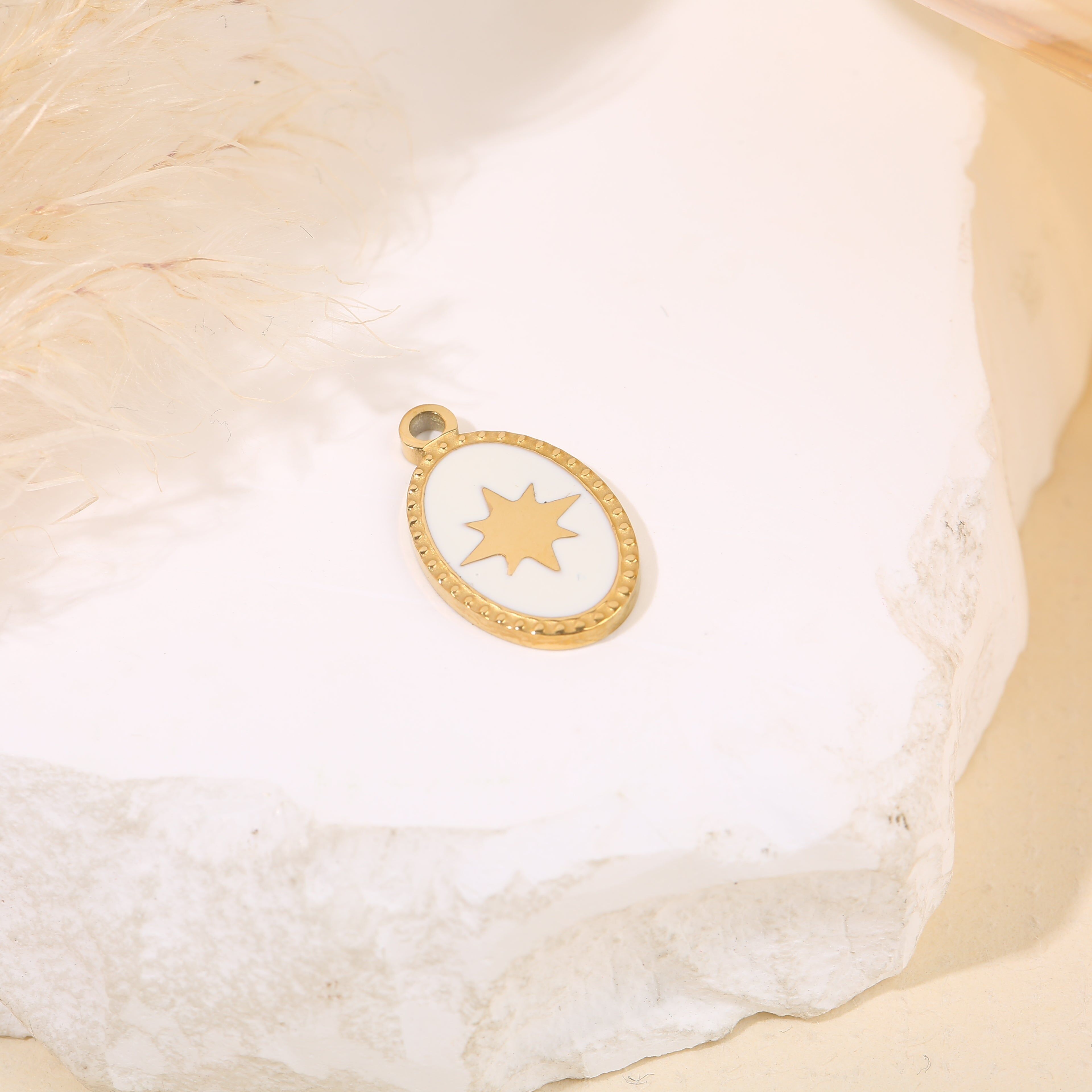 Set aus 3 vergoldeten Anhängern mit ovalem Rahmen, weißer Emaille und zentralem Stern