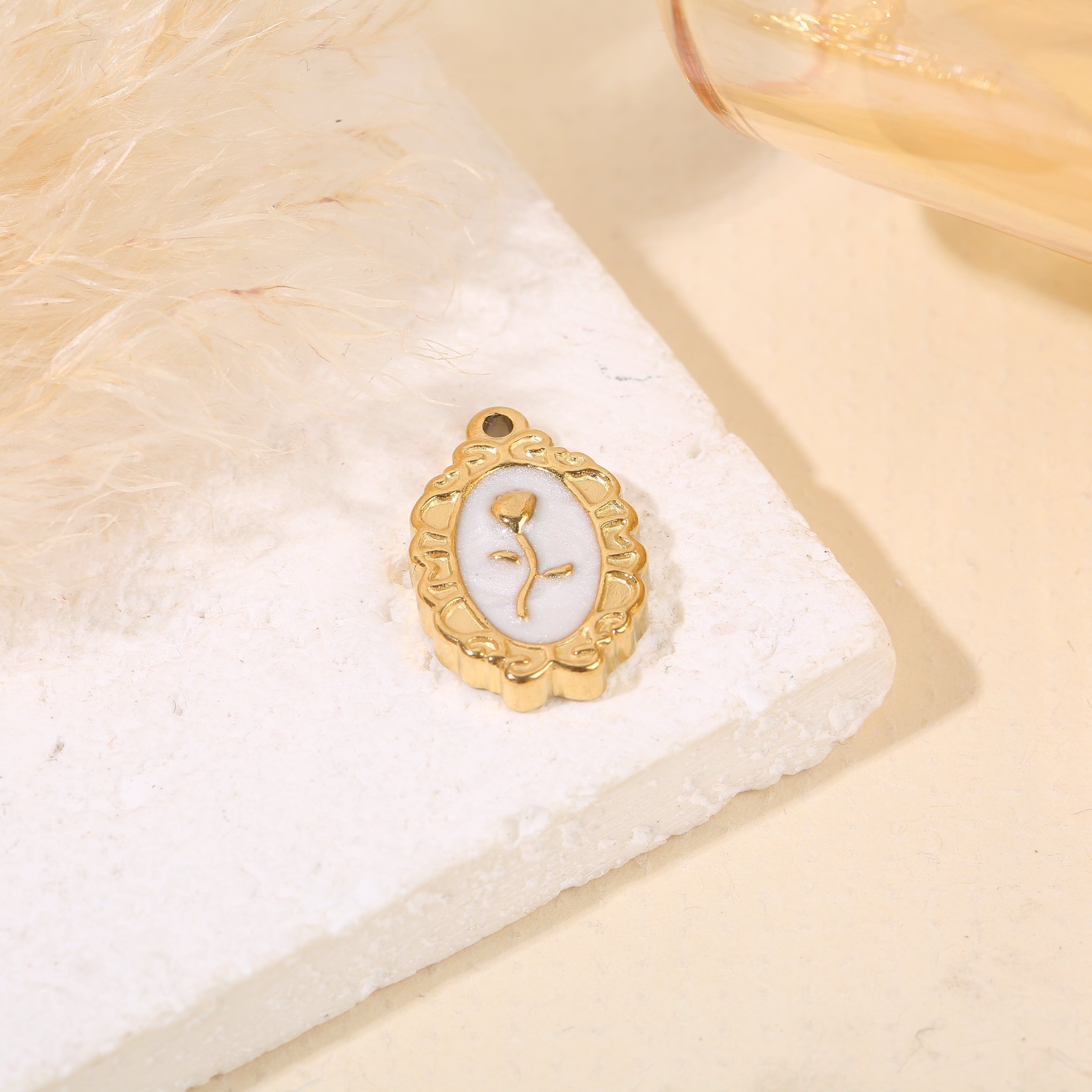 Set aus 3 vergoldeten Anhängern mit ovalem Rahmen, weißer Emaille und zentraler Blume