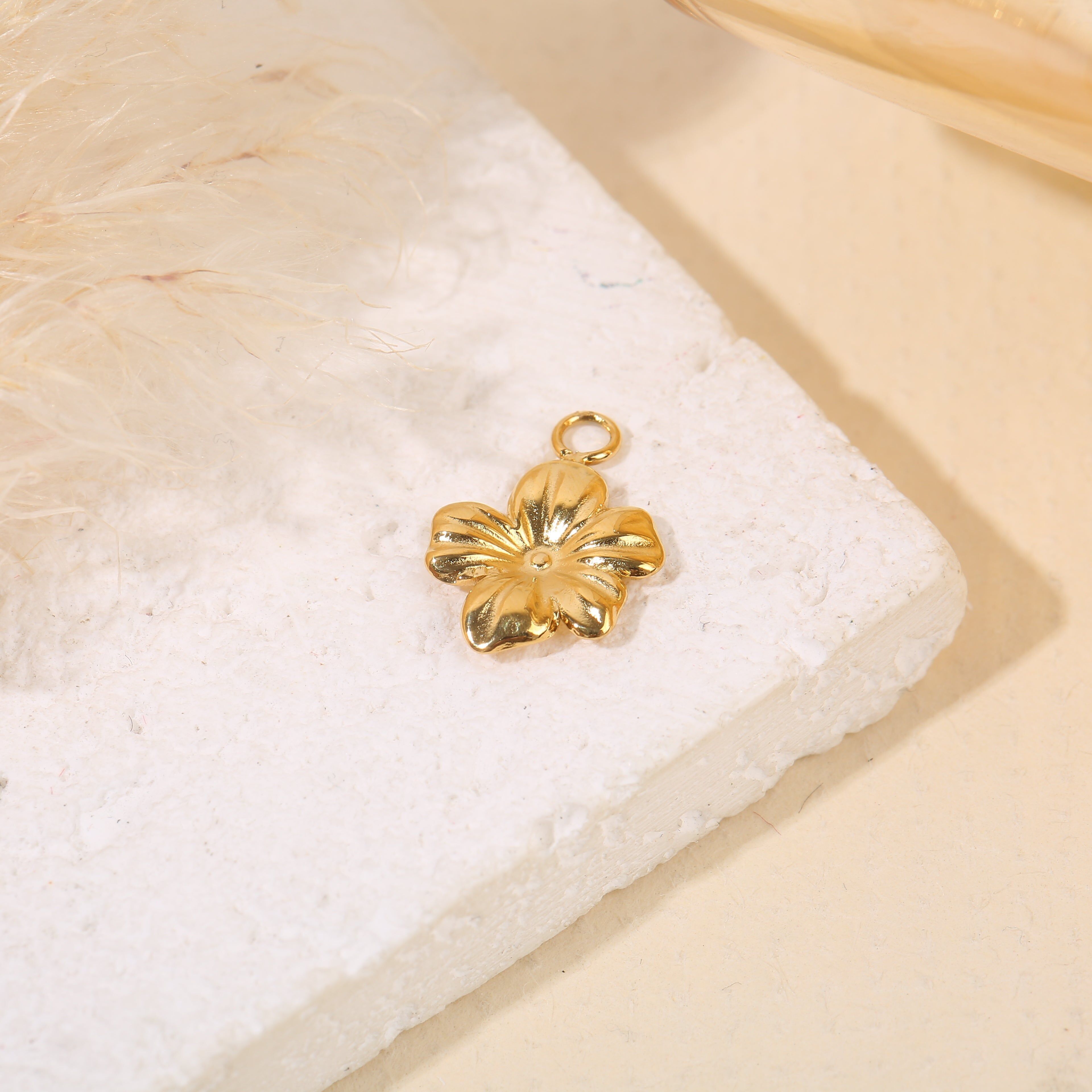 Set aus 3 vergoldeten, gestreiften Kirschblütenanhängern