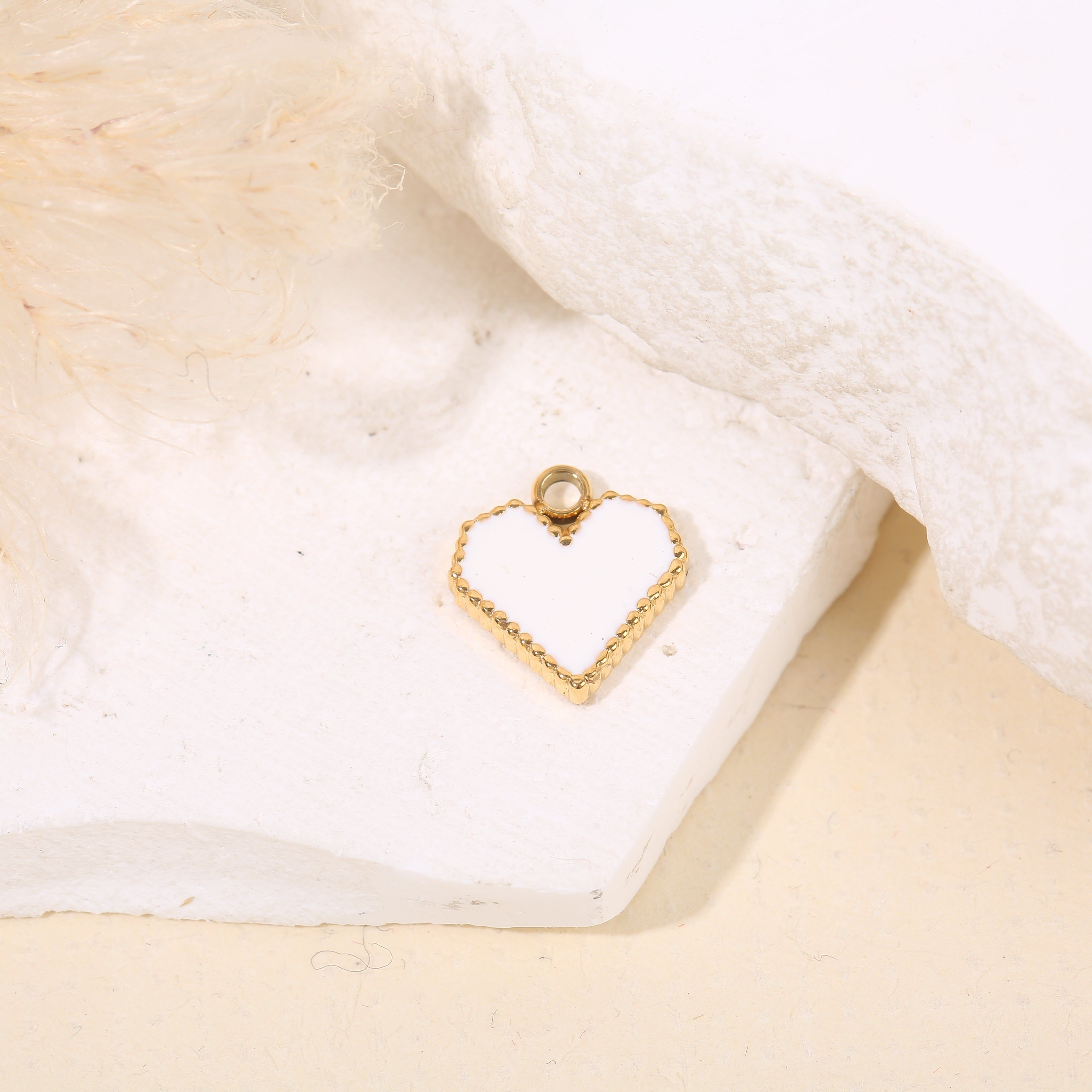 Set aus 3 goldenen Herzanhängern mit weißer Emaille