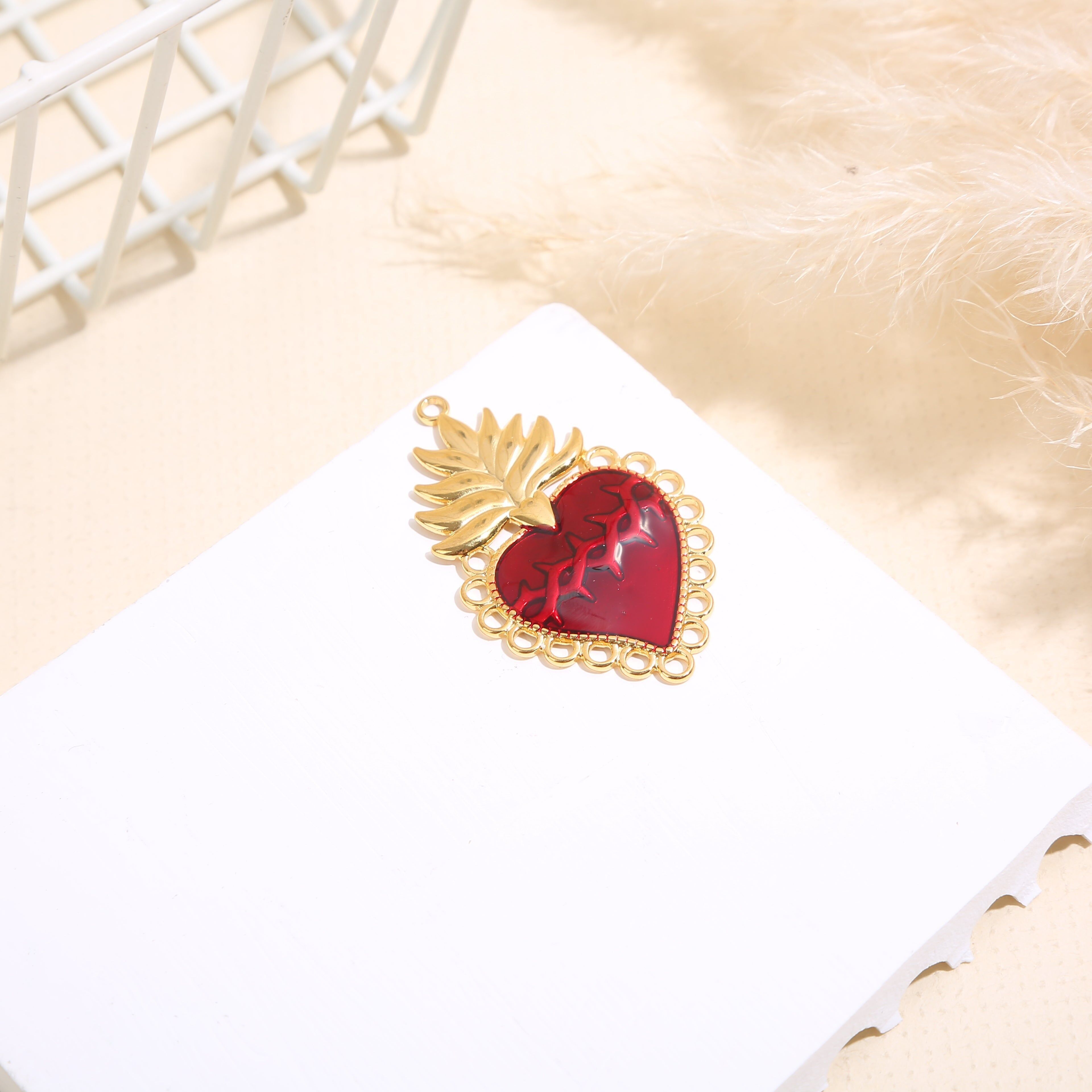 Set aus 3 großen, vergoldeten, herzförmigen Votivanhängern aus rotem Harz