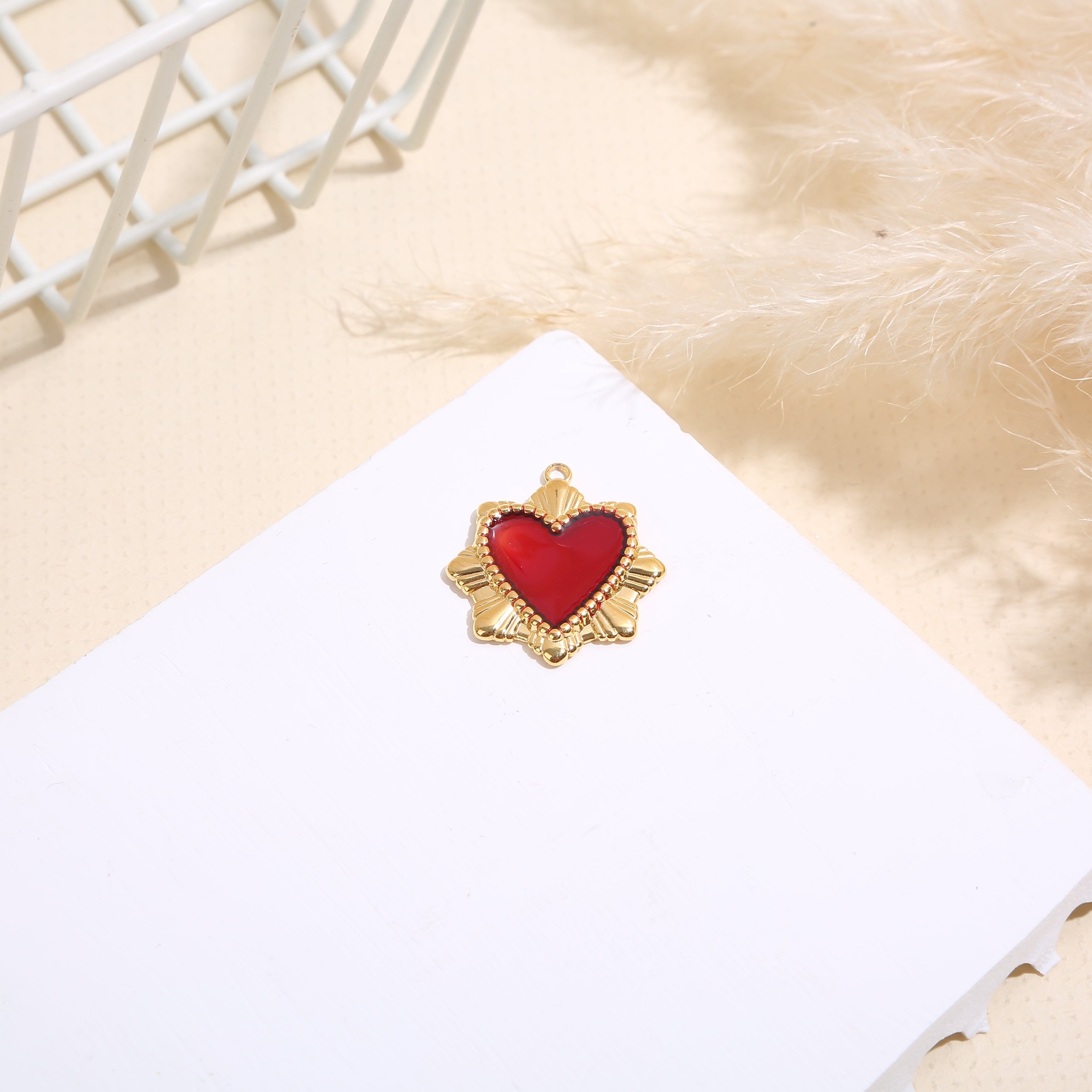 Set aus 3 vergoldeten, herzförmigen Votivanhängern mit roter Emaille