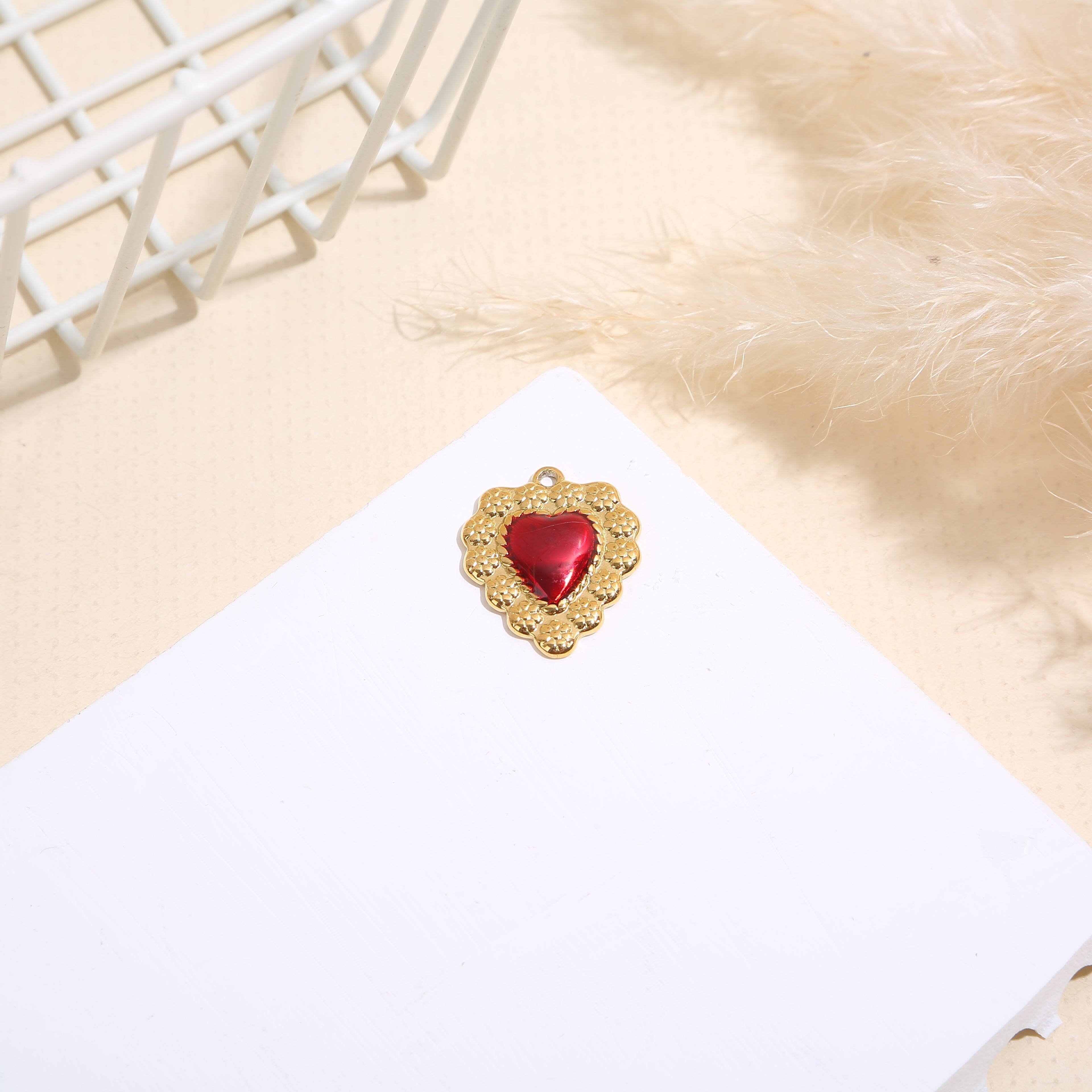 Set aus 3 vergoldeten, herzförmigen Votivanhängern mit roter Emaille