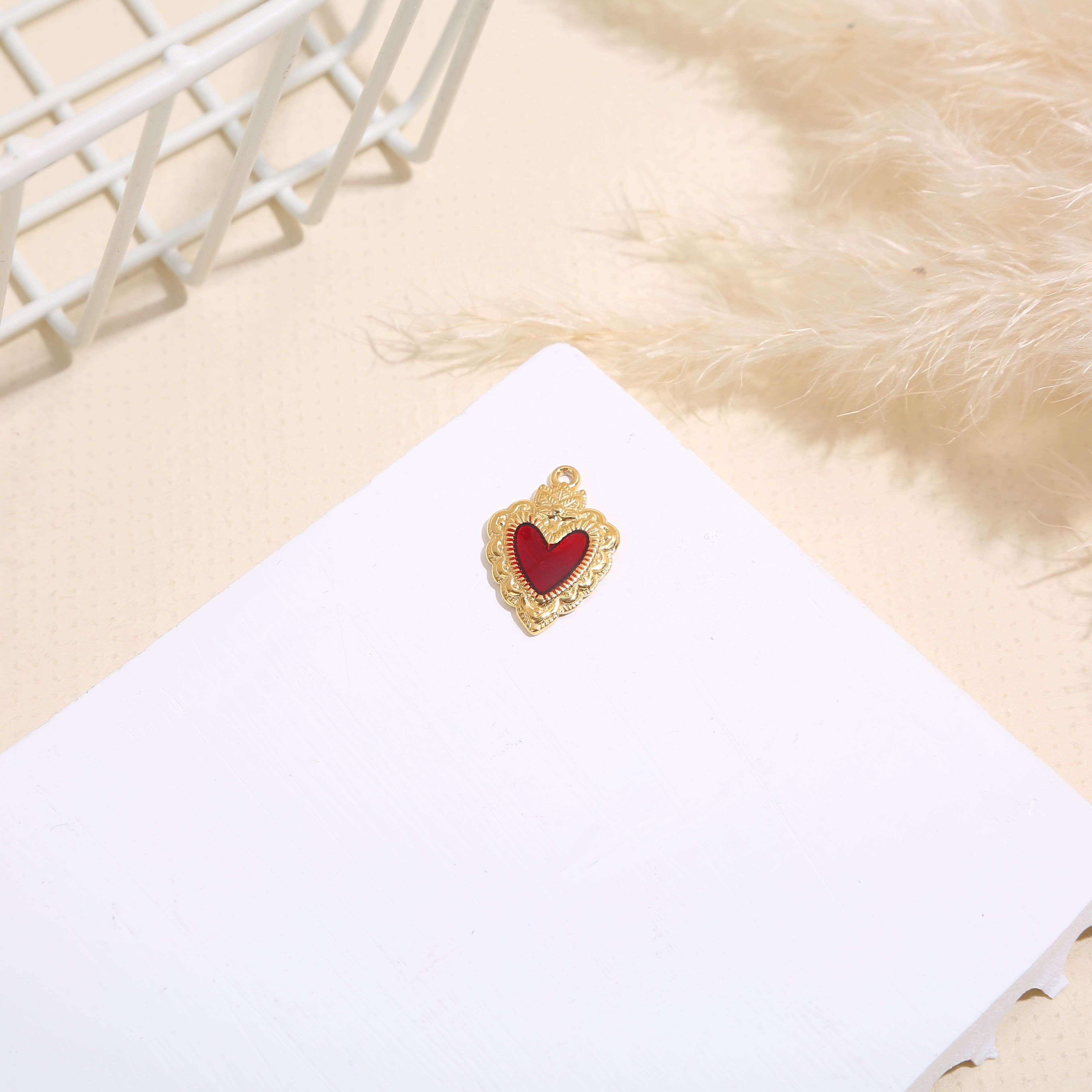 Set aus 3 kleinen, vergoldeten Herzanhängern mit roten Emaille-Votivgaben