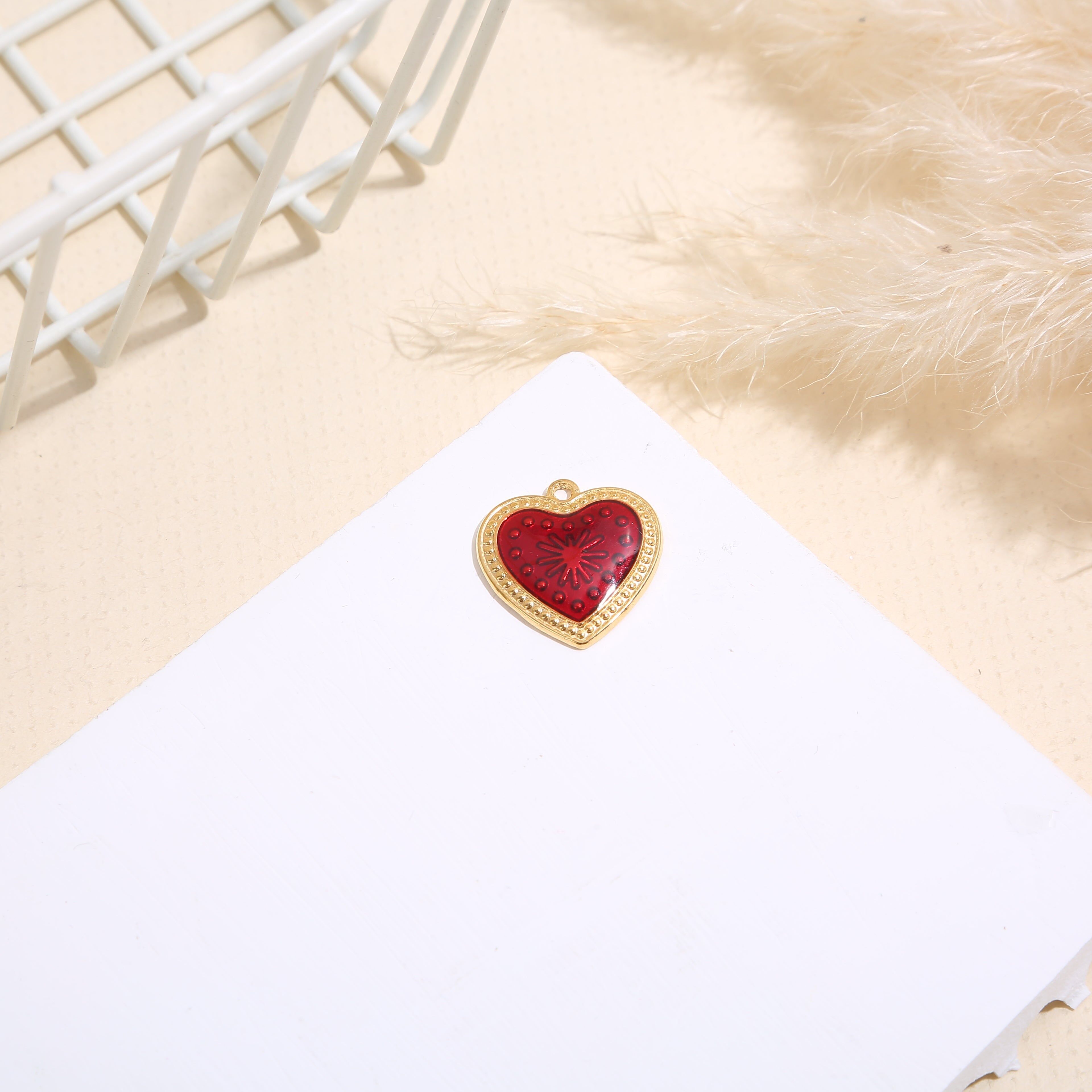 Set aus 3 vergoldeten Herzanhängern mit roter Emaille und strukturierten Rändern