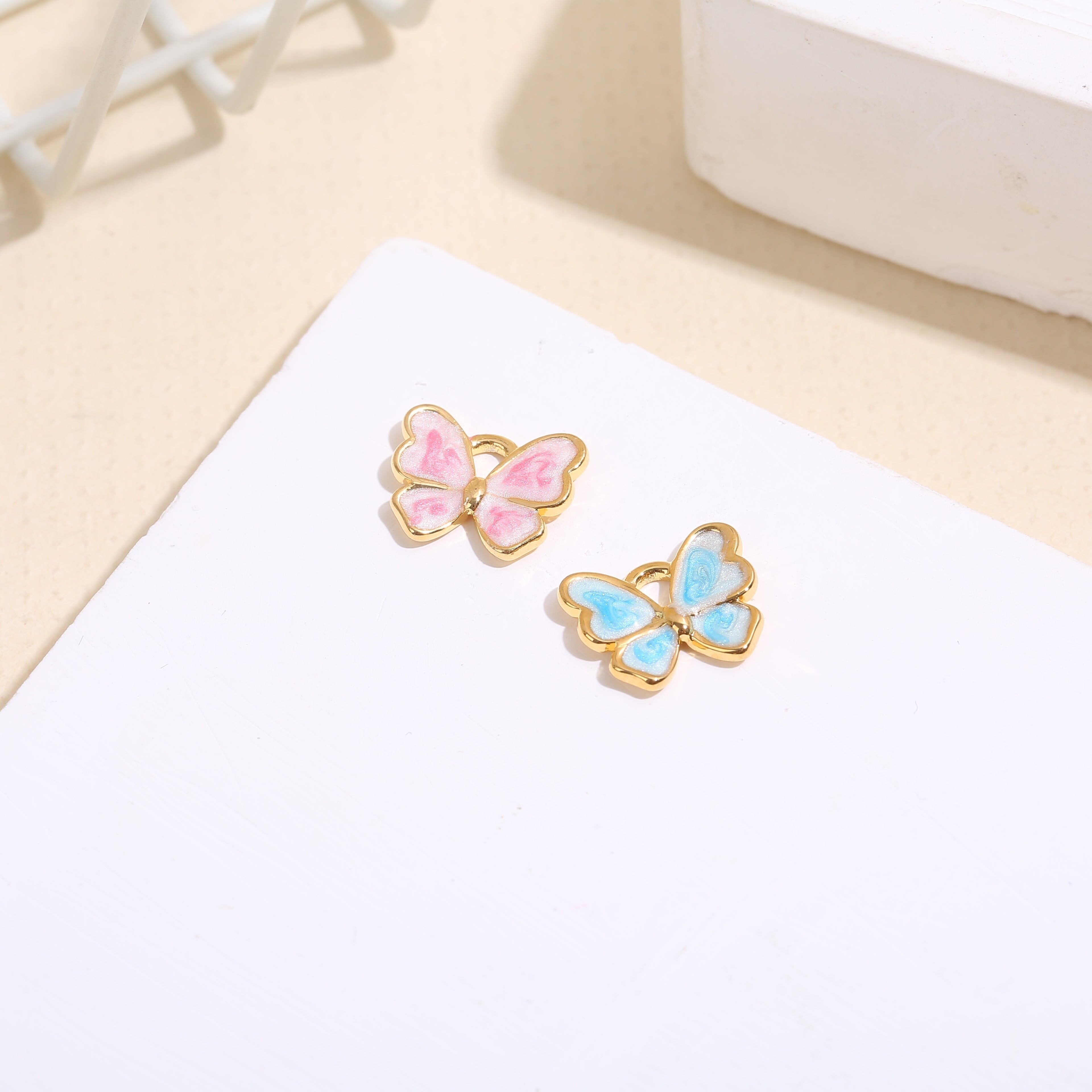 Set aus 3 vergoldeten Emaille-Schmetterlingsanhängern