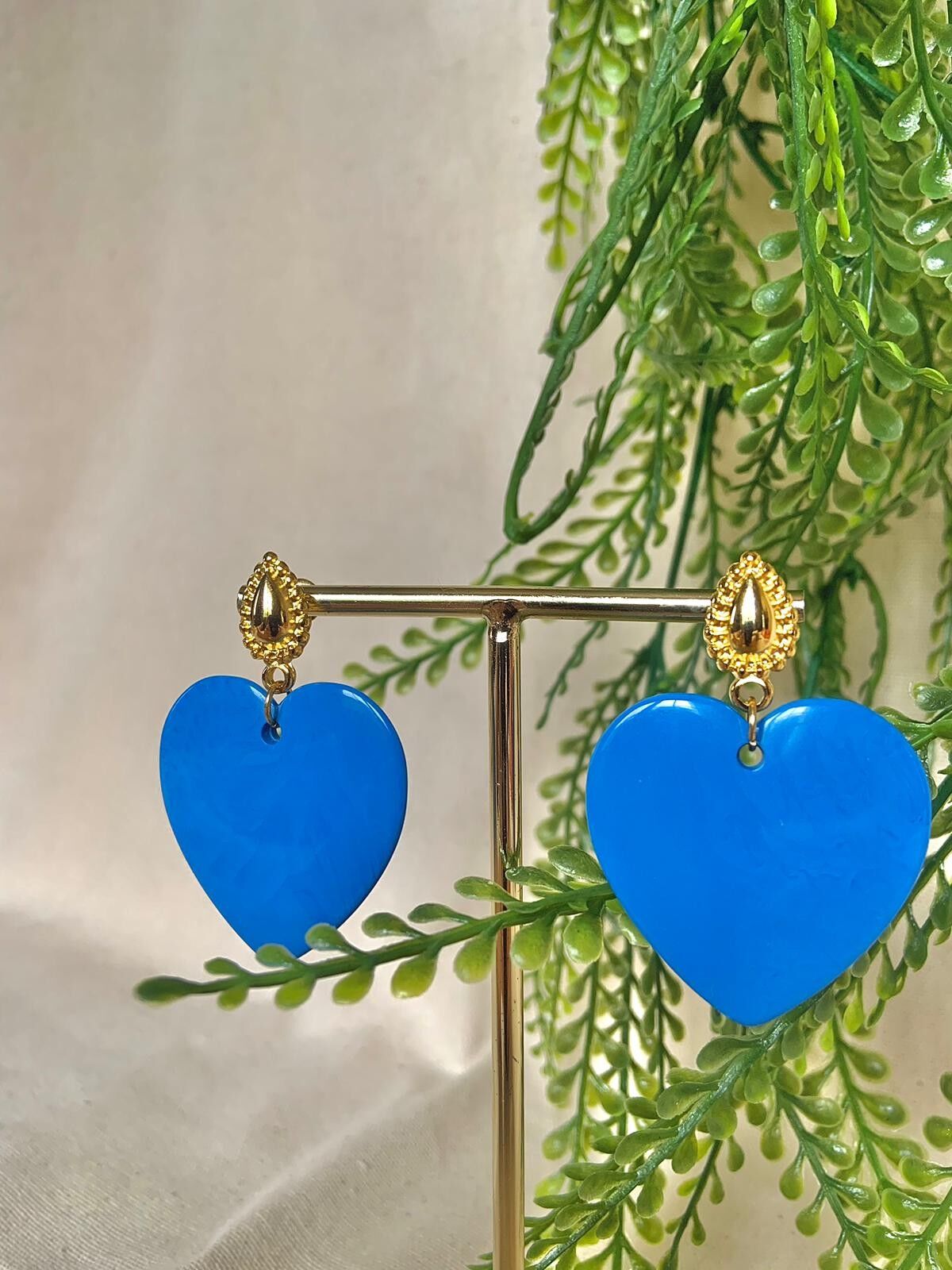 Pendientes LOVE - resina en forma de corazón