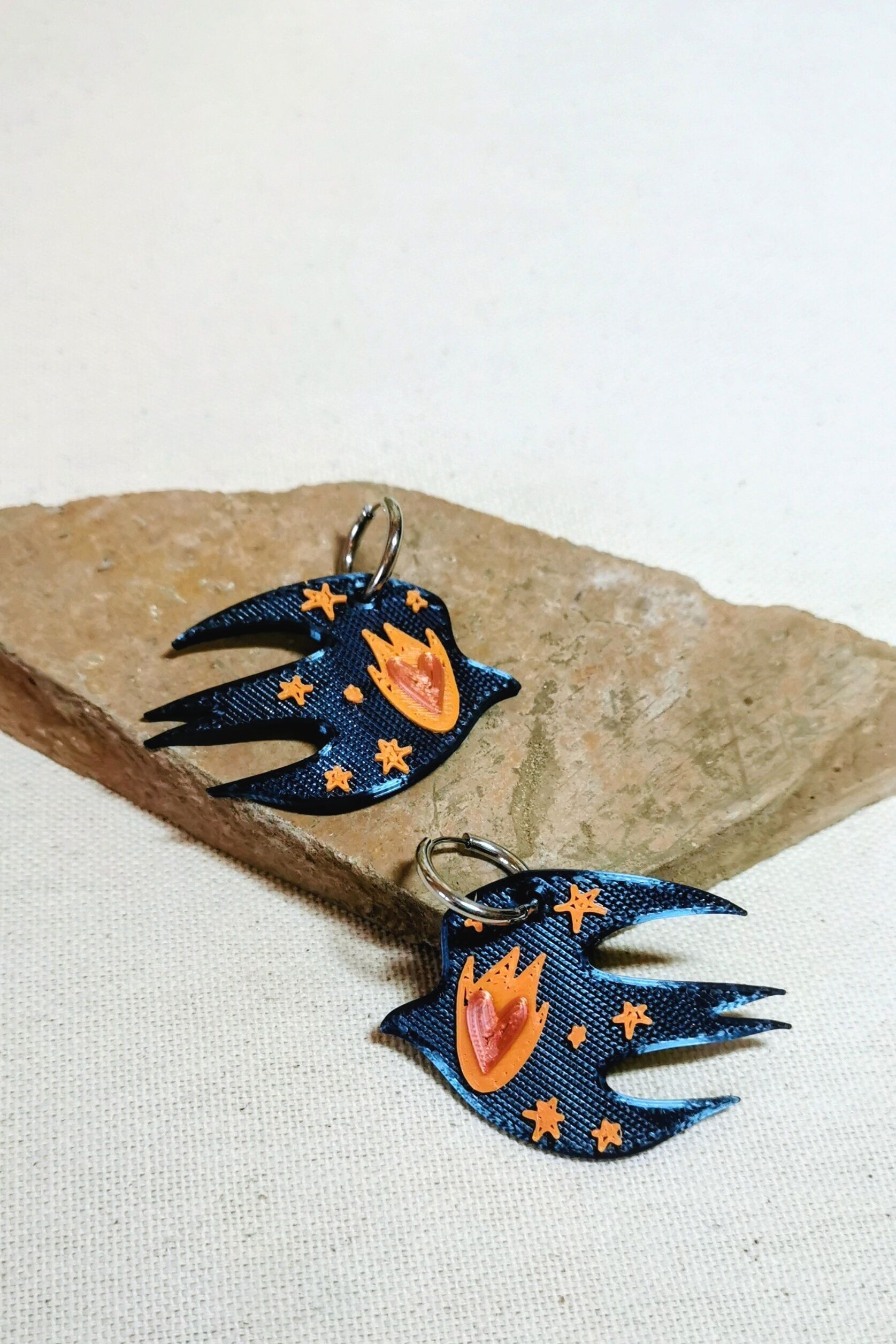 Pendientes de aro con forma de pájaro - plástico de origen biológico - ligeros - 4,5 cm de largo