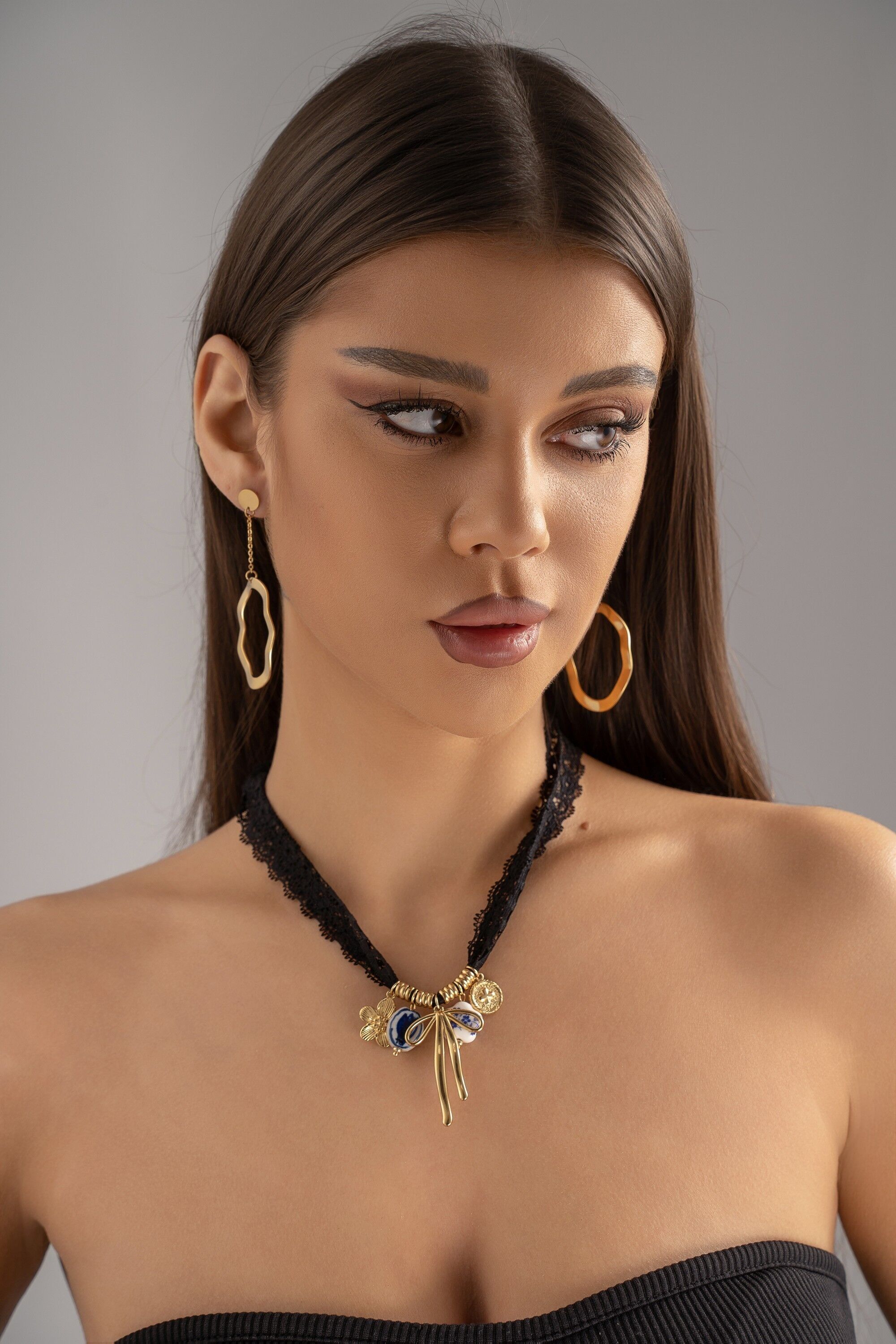 Collar de encaje negro, elegancia mística, dije de nudo, piedra