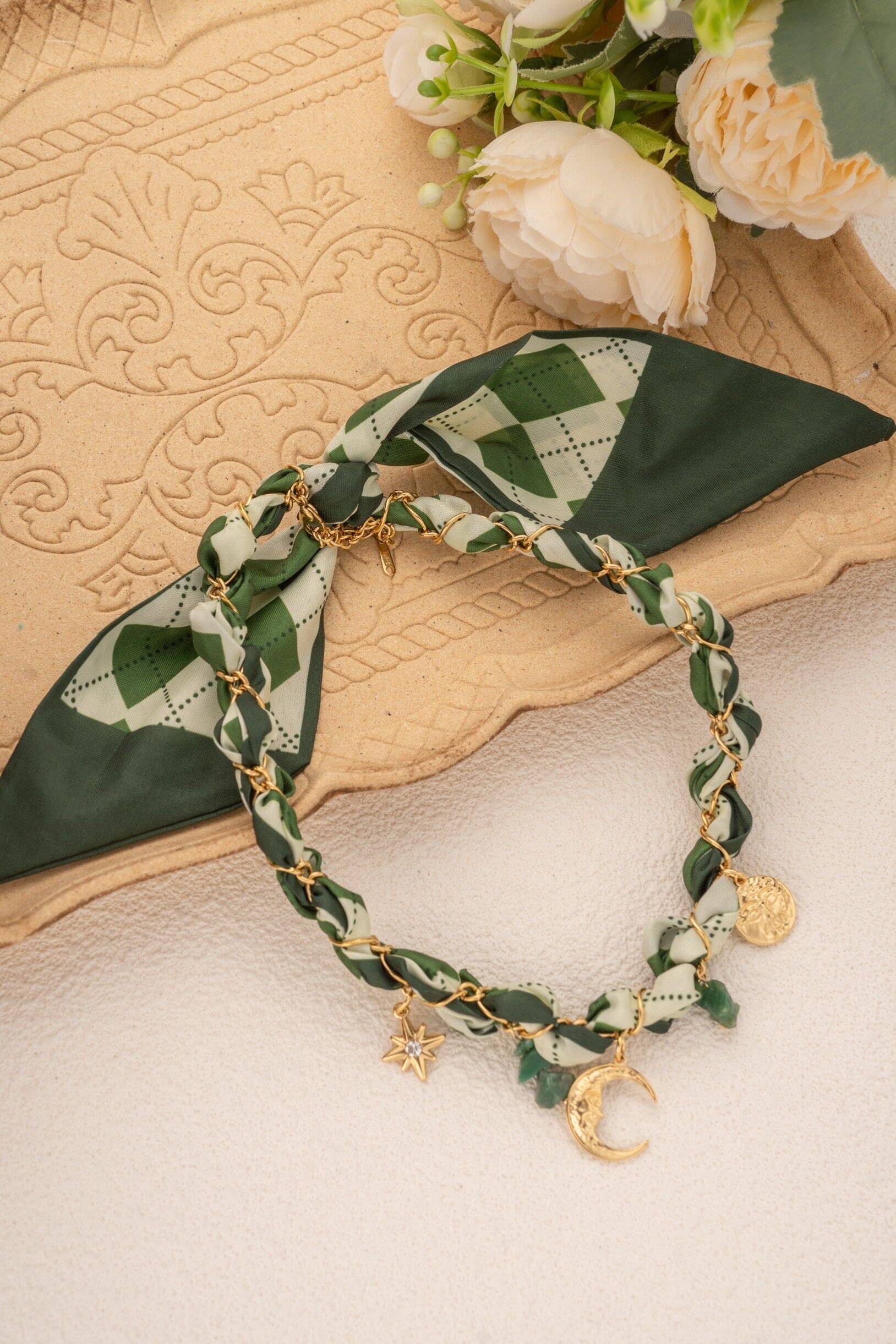 Collar celestial bohemio: tela trenzada y dijes de acero dorado