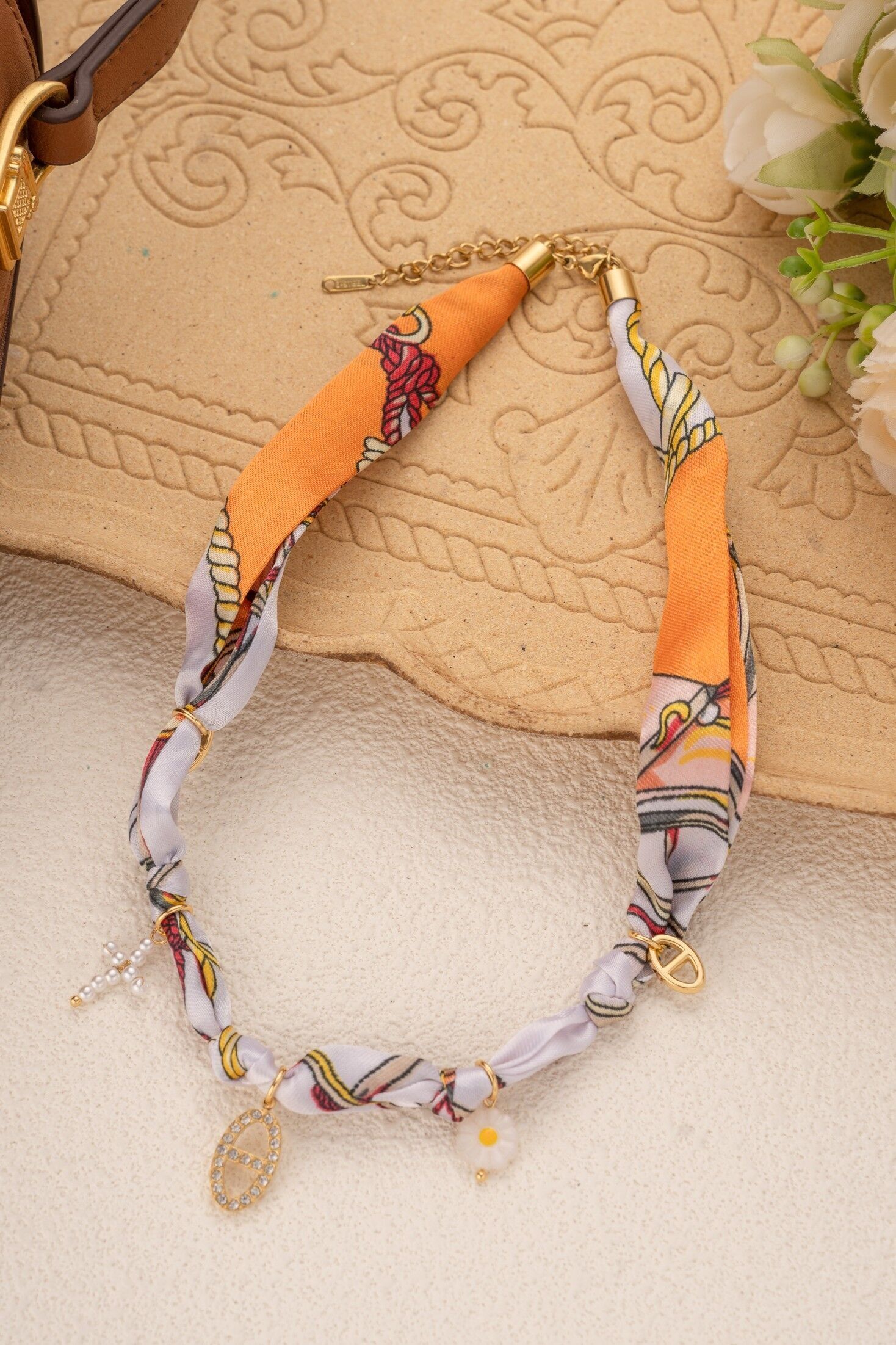 Collana in tessuto intrecciato bohémien con ciondoli in acciaio