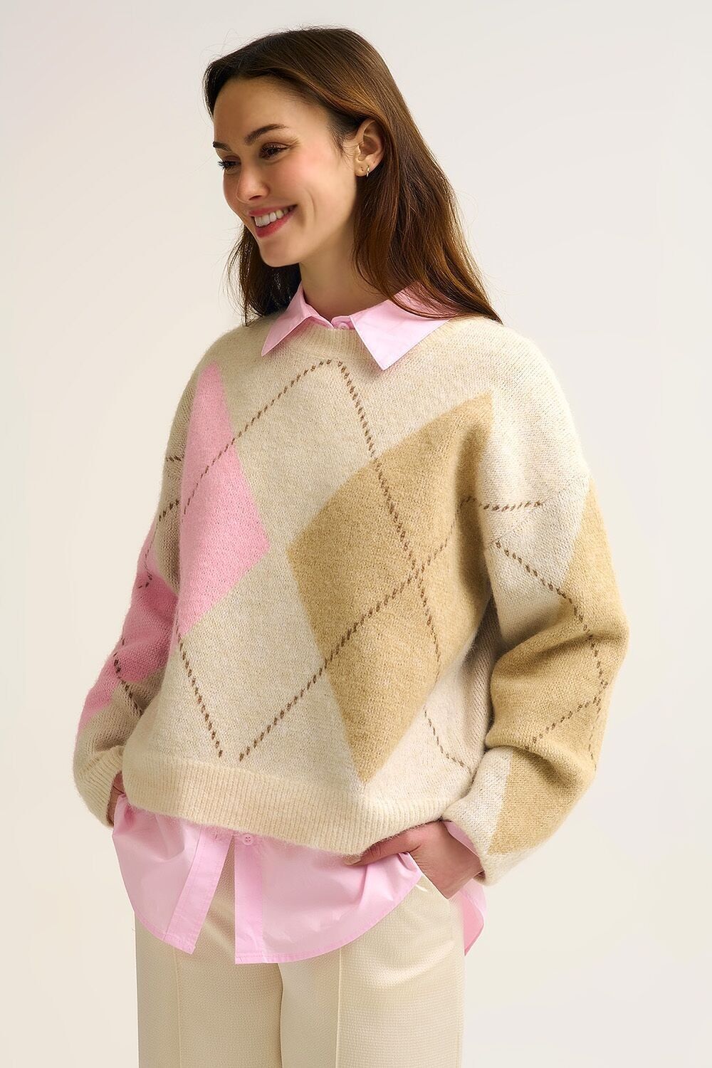 Cremefarbener Argyle-Strickpullover mit kontrastierenden Farbblöcken in Rosa und Camel