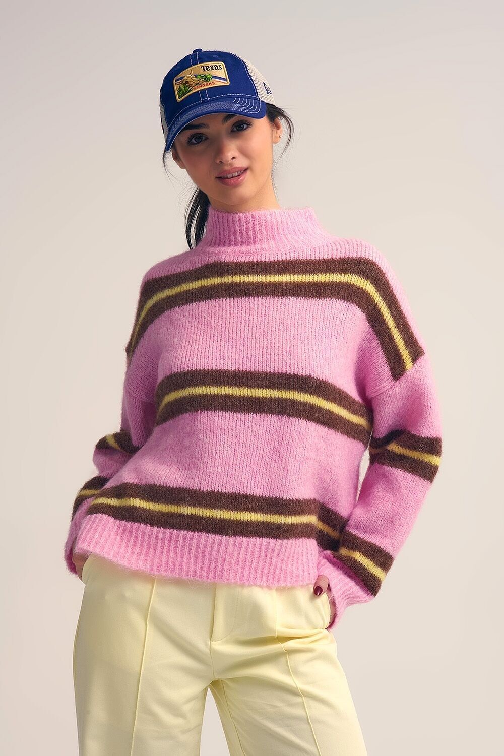 Rosa Strickpullover mit braunen und gelben Streifen