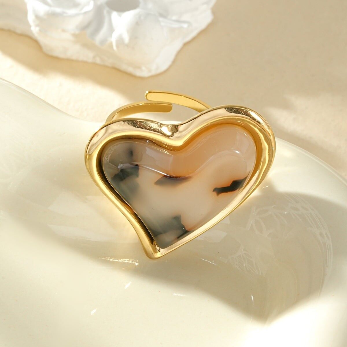 Verstellbarer Goldring mit herzförmigem Stein und Leopardenharz