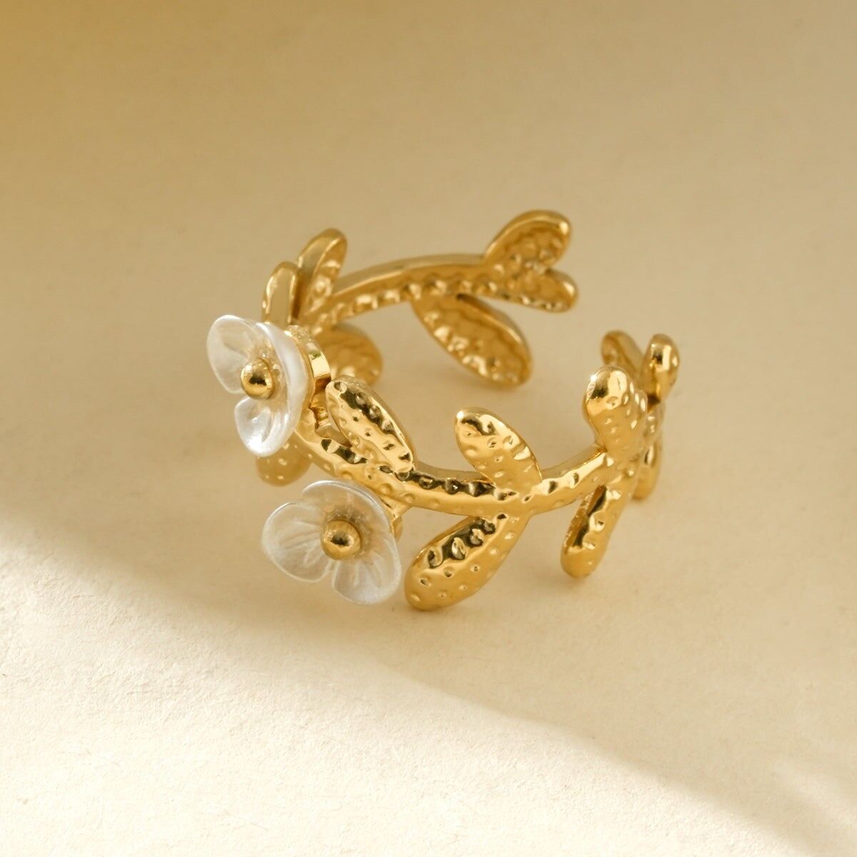 Verstellbarer Goldring mit strukturiertem Blattmuster und zwei Blüten in Perlmuttoptik