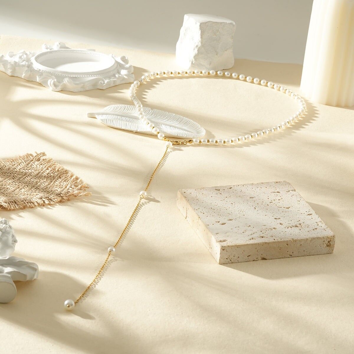 Goldfarbene Rückenkette mit weißen Perlen und zierlichem Anhänger mit vier Perlen