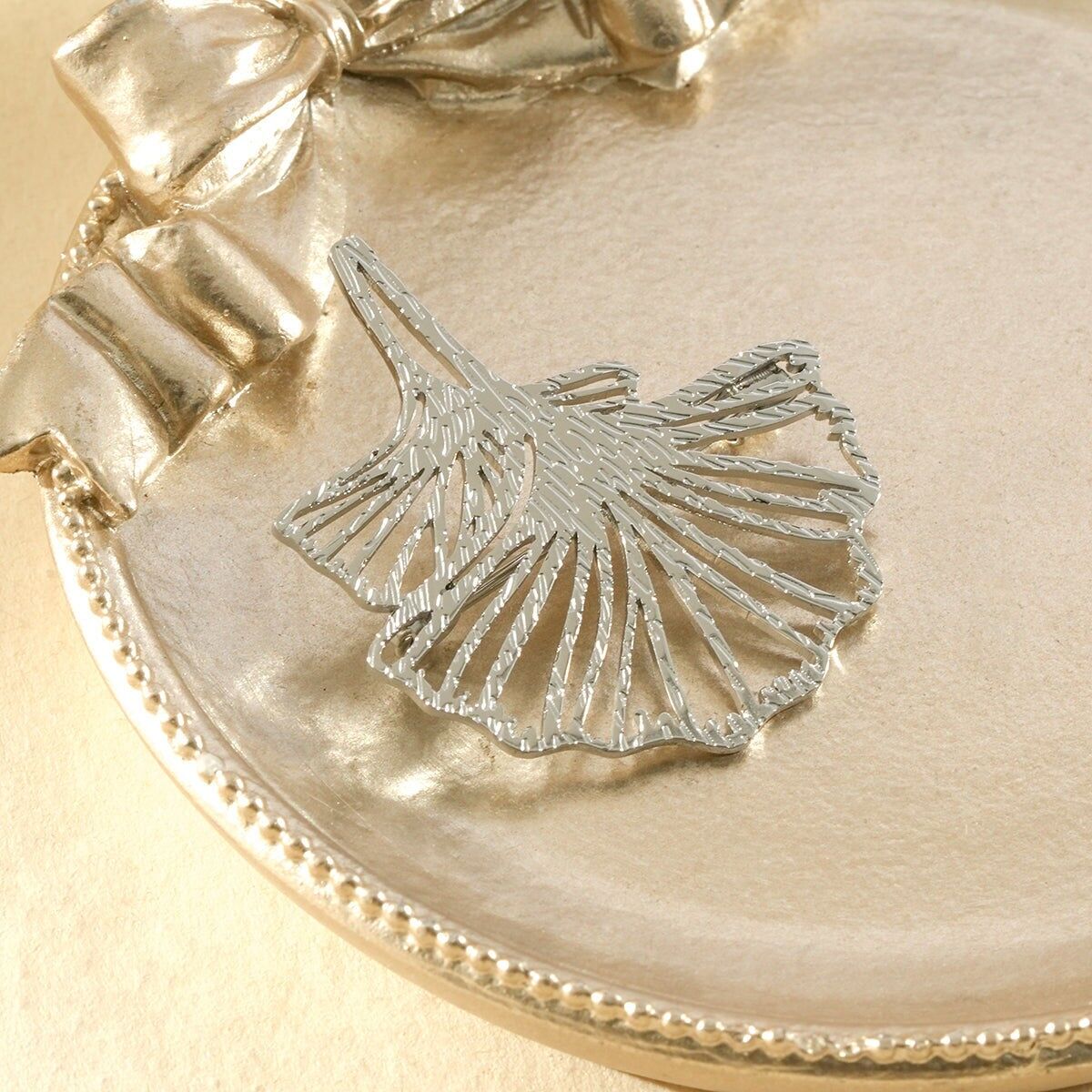 Brosche aus zwei Ginkgo-Biloba-Blättern unterschiedlicher Größe