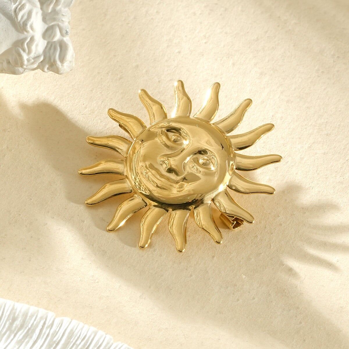 Dekorative goldene Sonnenbrosche mit ausdrucksstarkem Gesicht