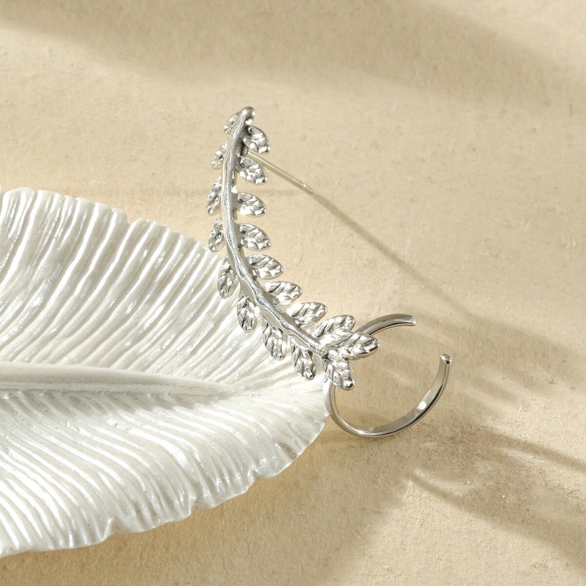 Left-side bay leaf design earring