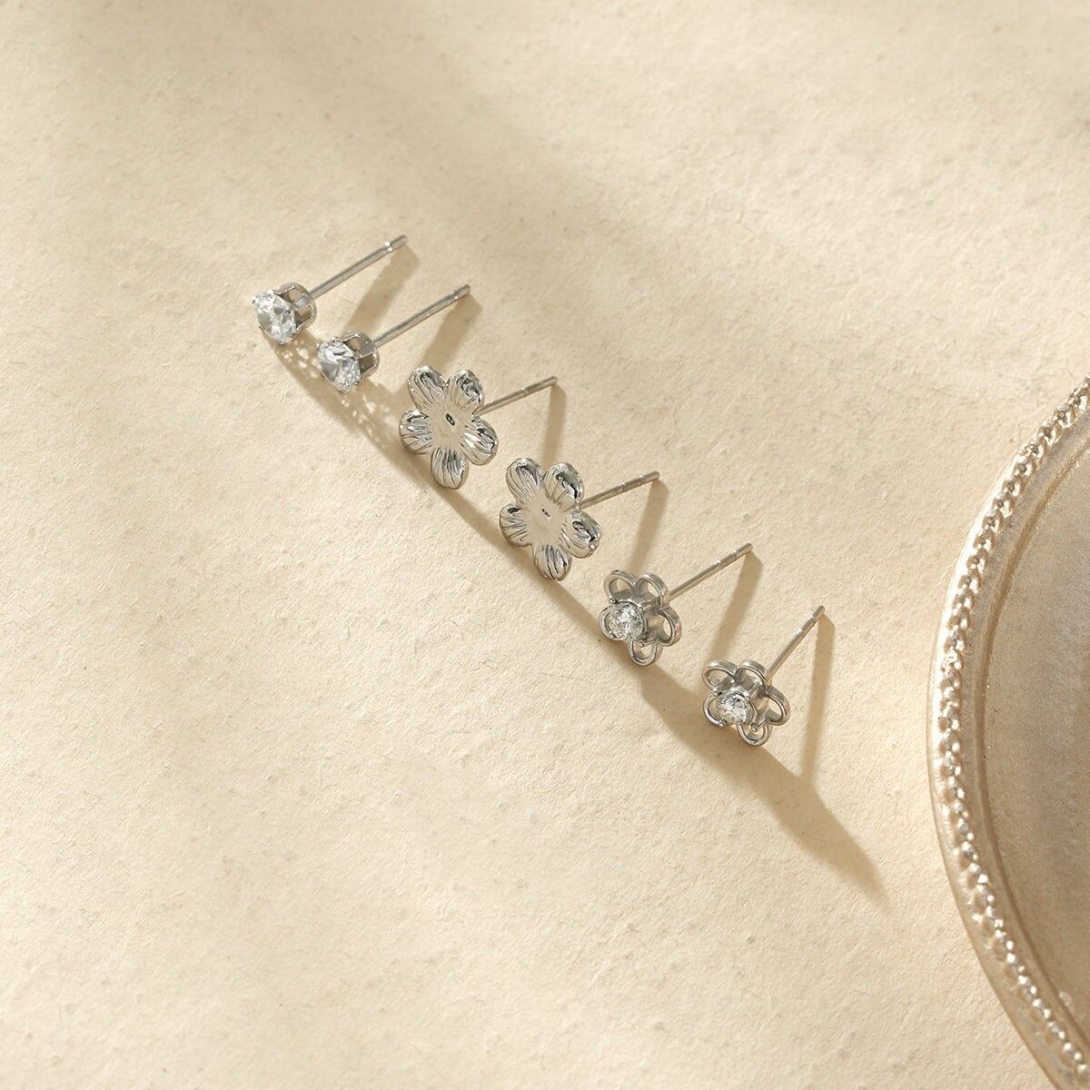 Set aus 3 Paar Ohrsteckern mit Blumen- und Strassmotiven