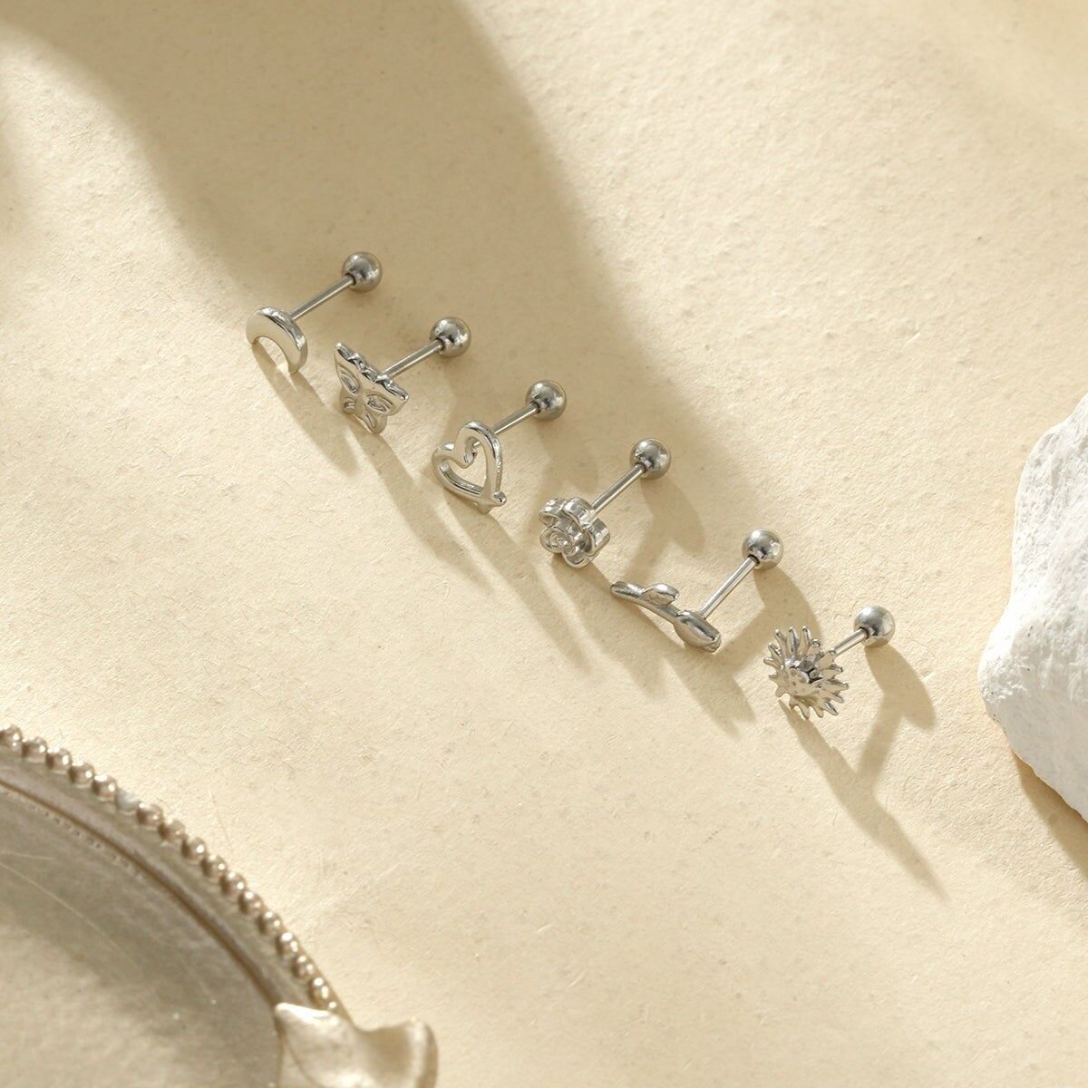 Set mit 6 dekorativen Piercings in verschiedenen Designs