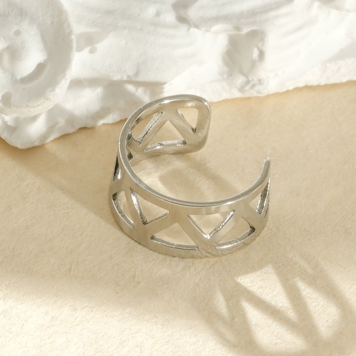 Großer, durchbrochener Ohrring mit geometrischem Muster