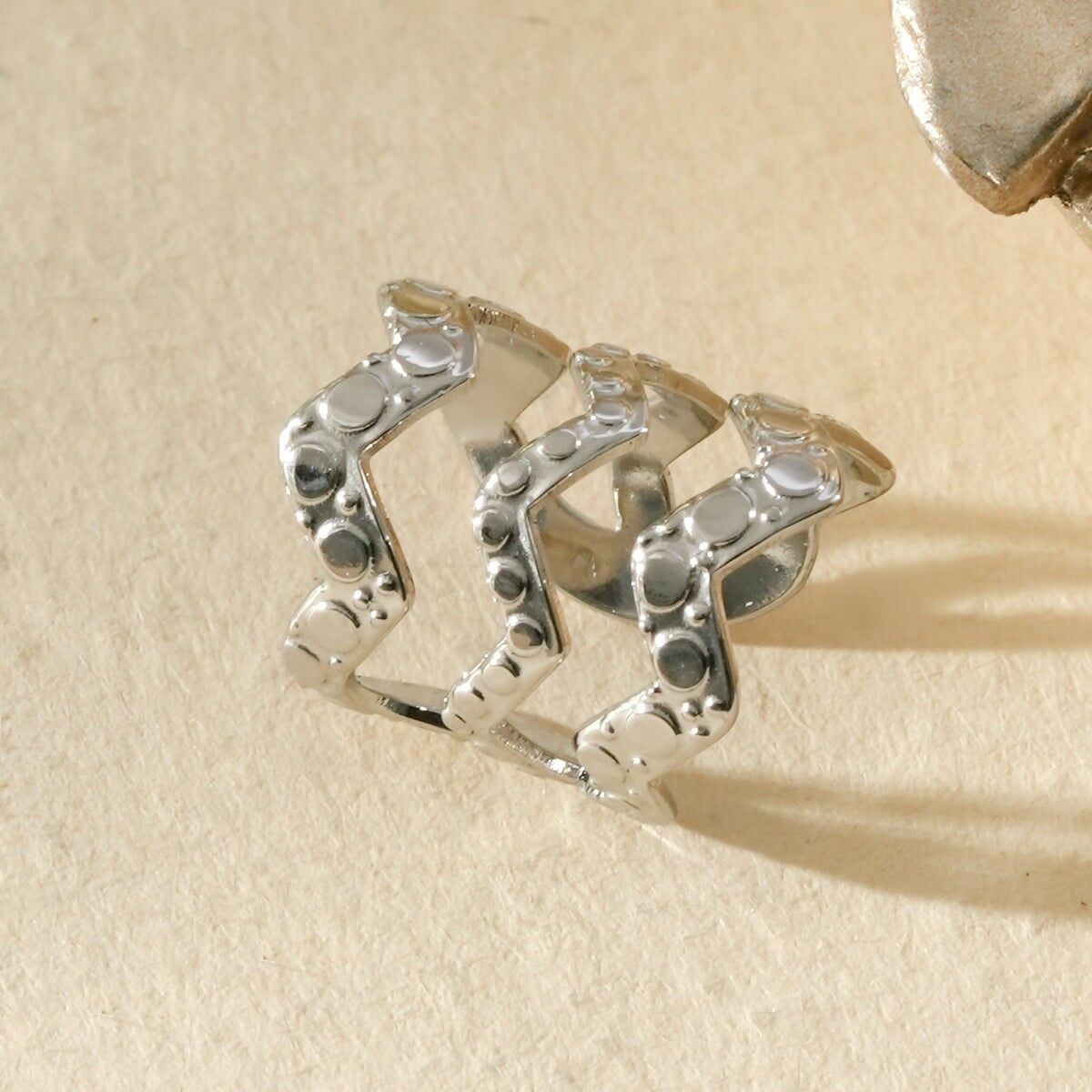 Dreifacher Ohrclip mit gehämmertem Finish