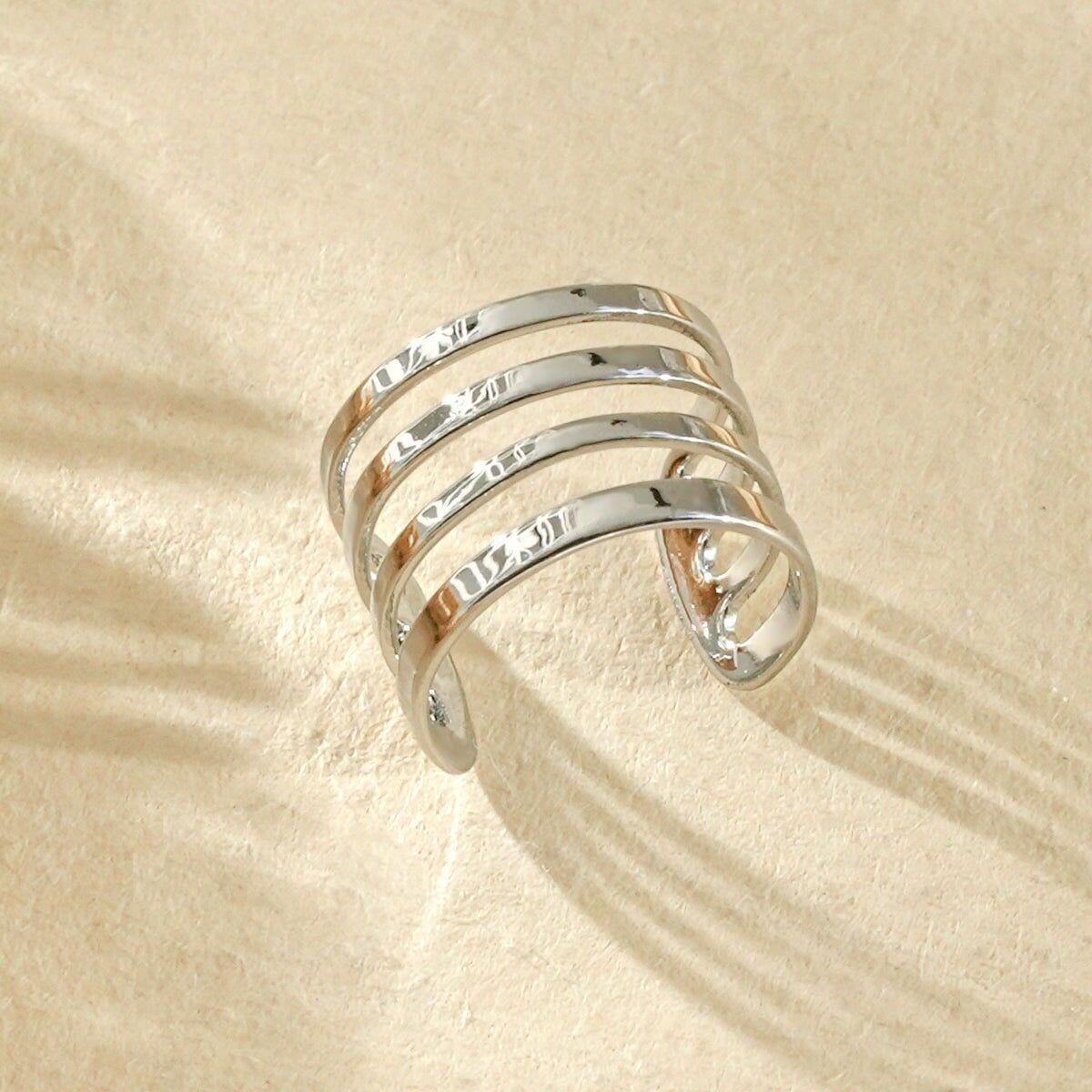 Verstellbarer Ohrschmuck mit vier dünnen Ringen