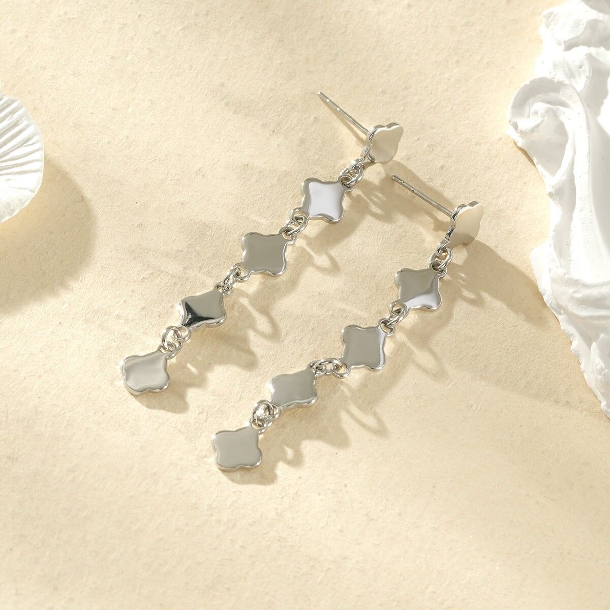 Ohrringe mit Struktur und vier Kleeblättern