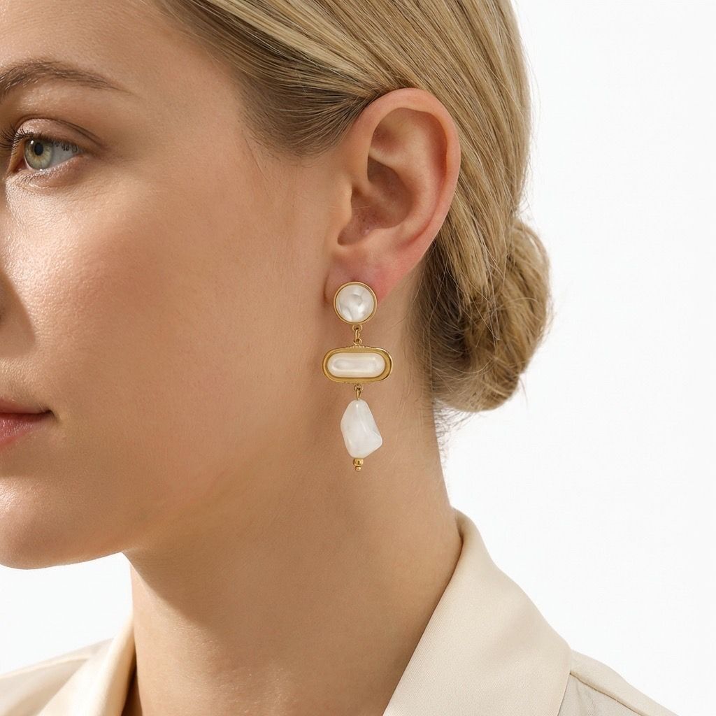 Goldene Ohrhänger mit weißem Harz und Perlmutteffekt