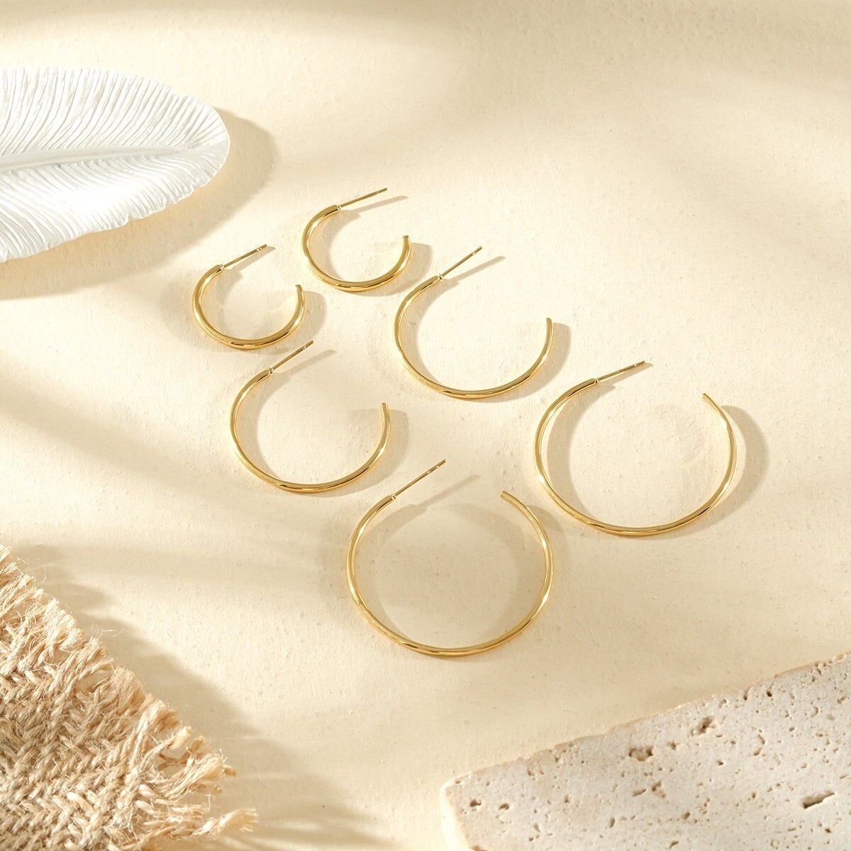 Set mit 3 Paar klassischen, dünnen Goldcreolen in drei Größen