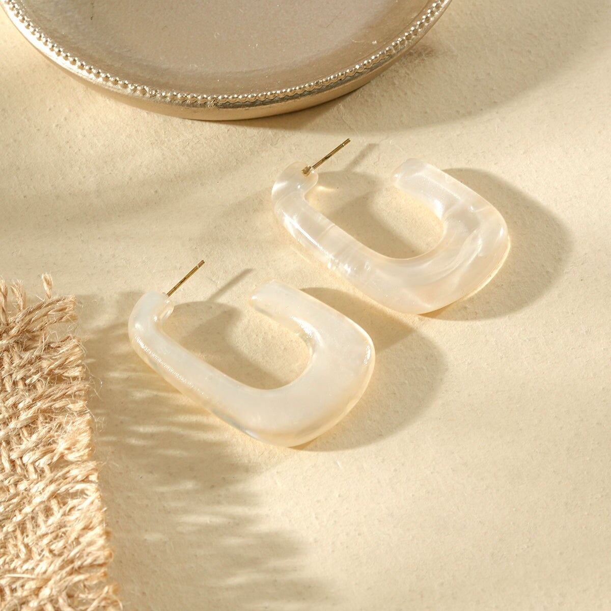 U-förmige Ohrringe aus weißem, perlmuttartigem Harz