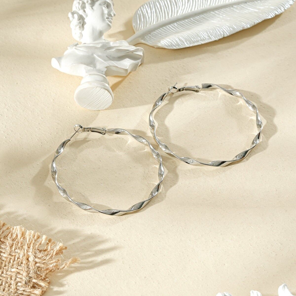 Klassische, gedrehte Creolen mit Struktur