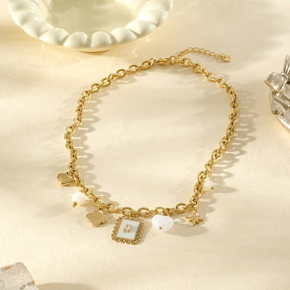 Goldfarbene Halskette mit mitteldicker Kette, verziert mit zwei Herzen und kleinen Perlen.