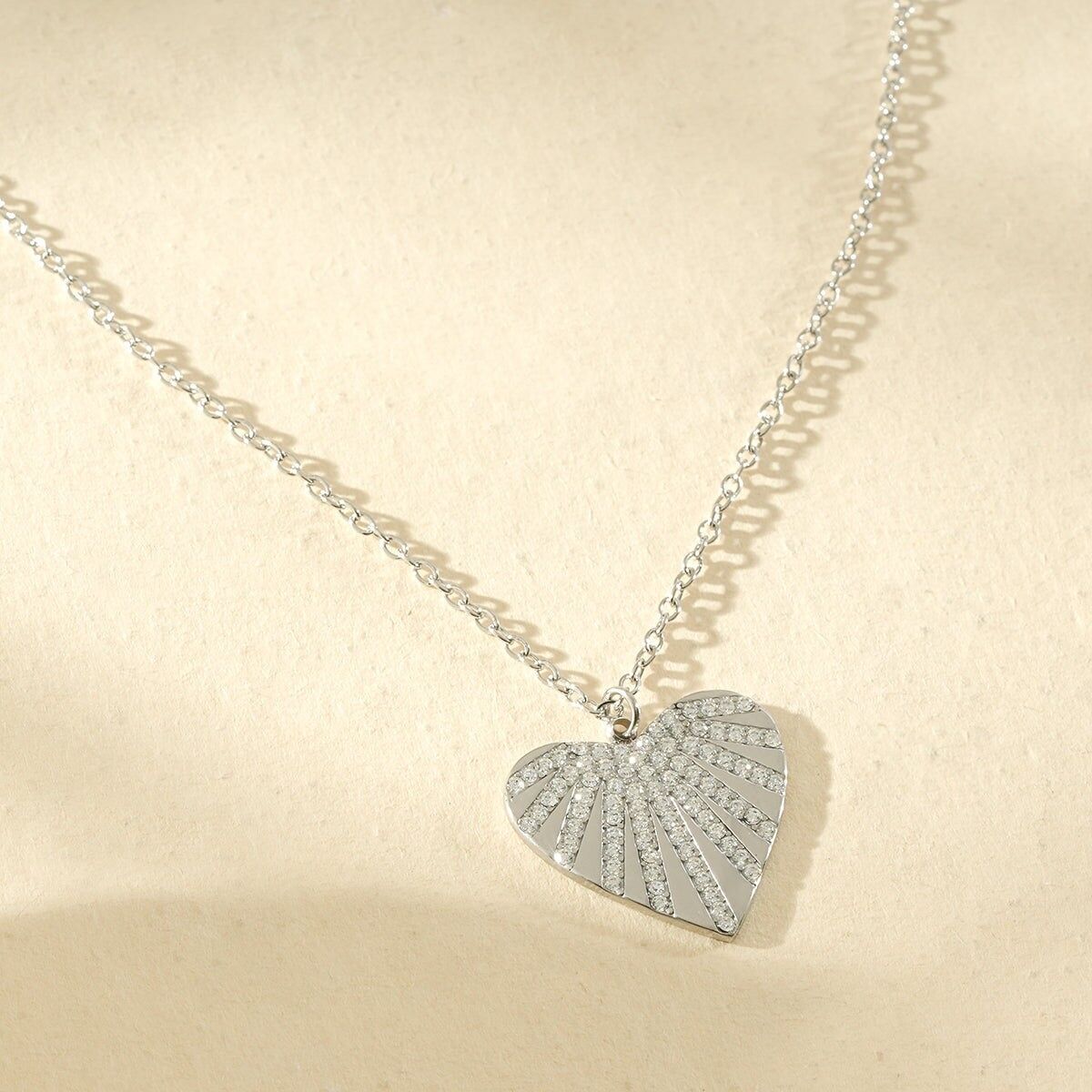 Silberne Halskette mit dünner Kette und einem Strass-Pavé-Herz