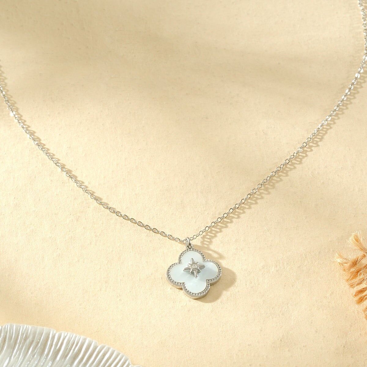 Dünne silberne Halskette mit einem vierblättrigen Kleeblatt