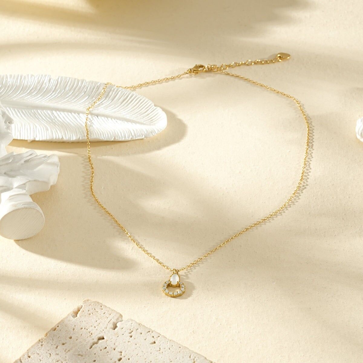 Goldfarbene Halskette mit dünner Kette und Strassring