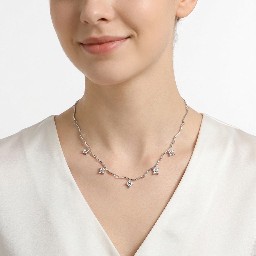 Eine zarte Silberkette, verziert mit fünf angelöteten Blüten